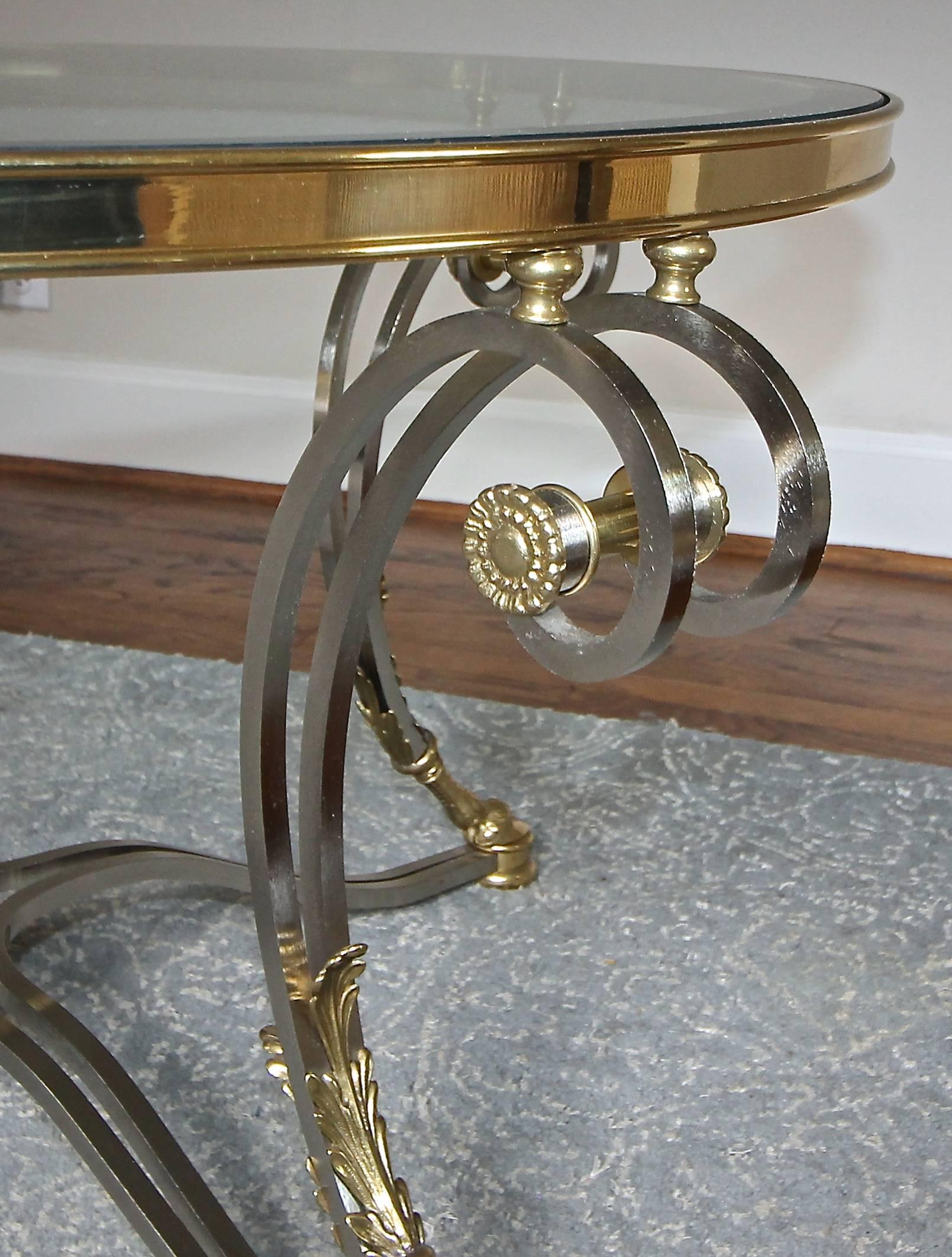 Table basse ronde néoclassique en laiton brossé et acier de style Jansen en vente 2
