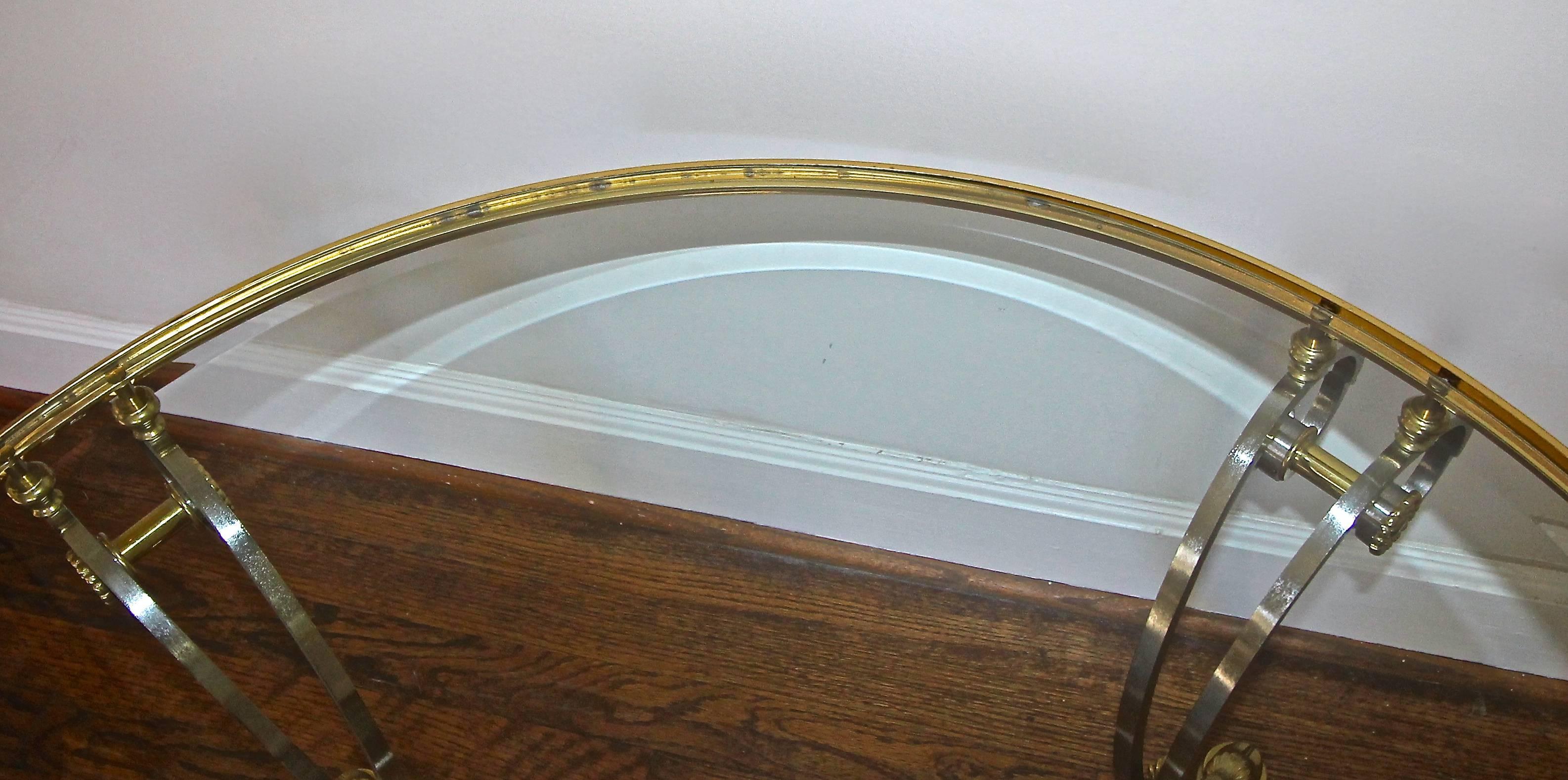 Table basse ronde néoclassique en laiton brossé et acier de style Jansen en vente 3