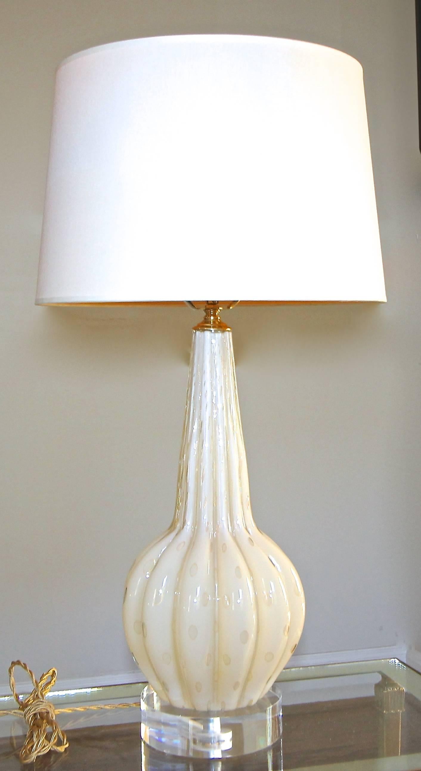 Handblown Italian Murano glass lamp in champagne or light beige colored cased glass with subtle gold and controlled bubbles in the bullicante technique with vertical ribs. Newly wired with brass hardware and full range dimmer socket and French style