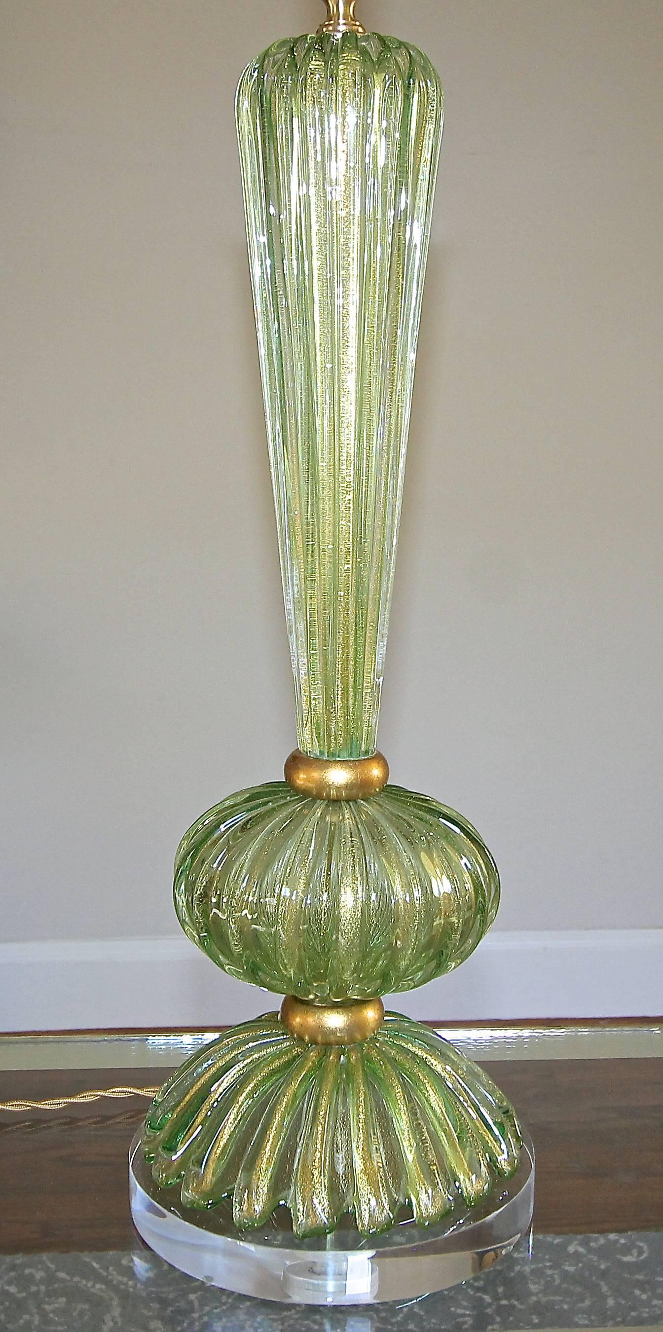 Mid-Century Modern Single Green and Gold Italian Murano Glass Table Lamp