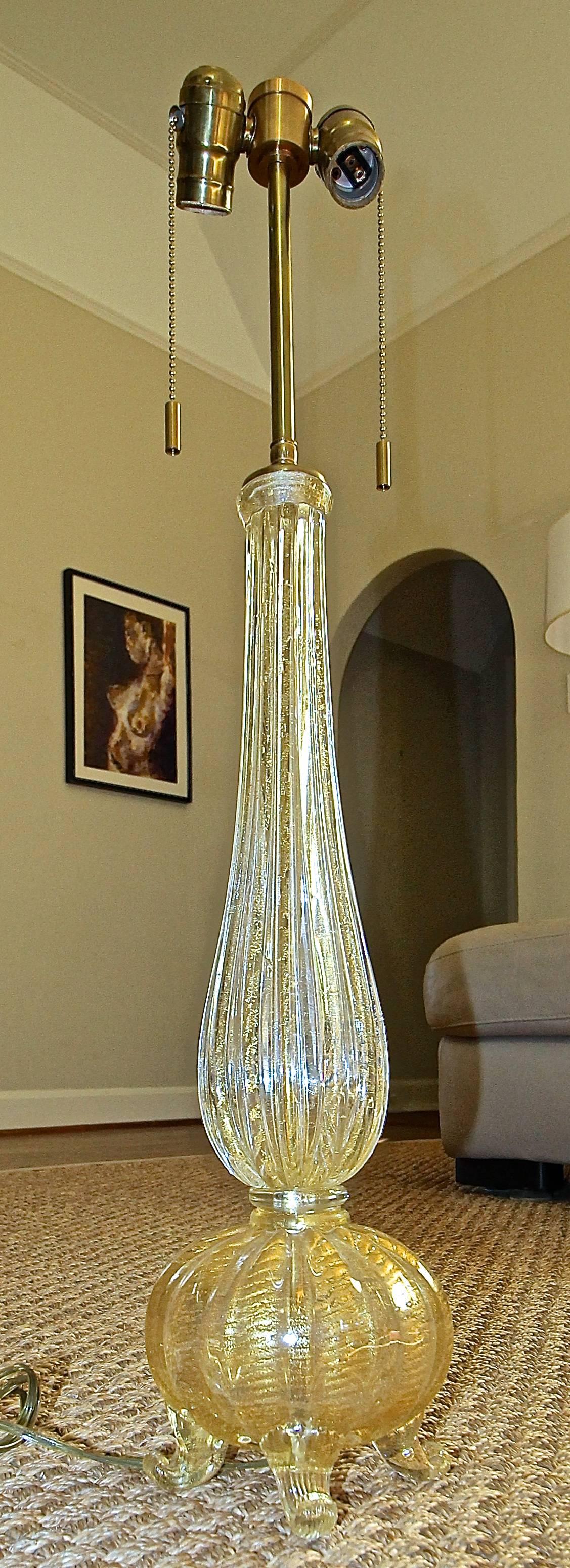 Beautiful Barovier & Toso hand blown footed glass table lamp with gold inclusions in the coranado d'oro technique. New brass fittings and wiring.