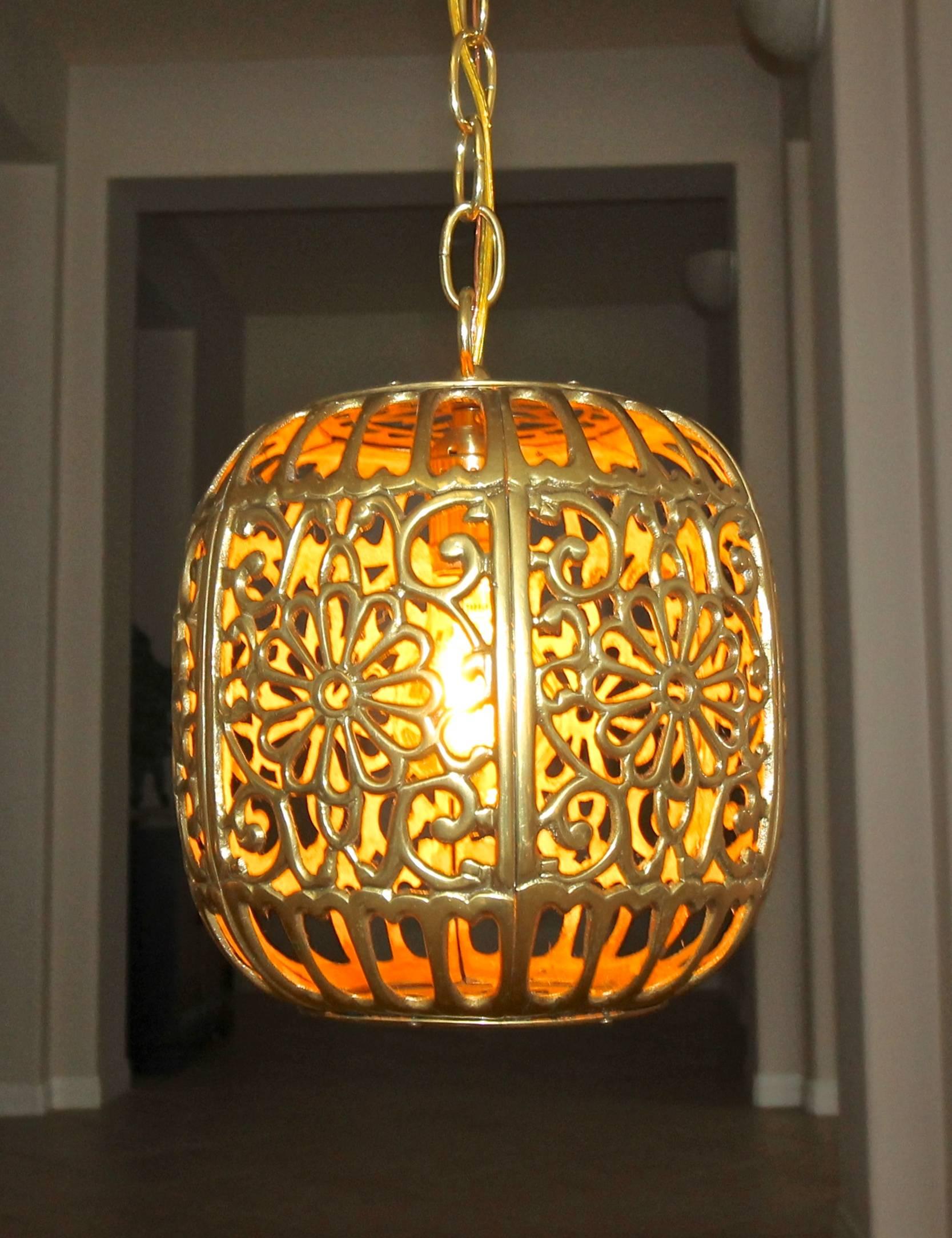 Trio traforato in ottone asiatico  Lampade a sospensione a soffitto In condizioni buone in vendita a Palm Springs, CA