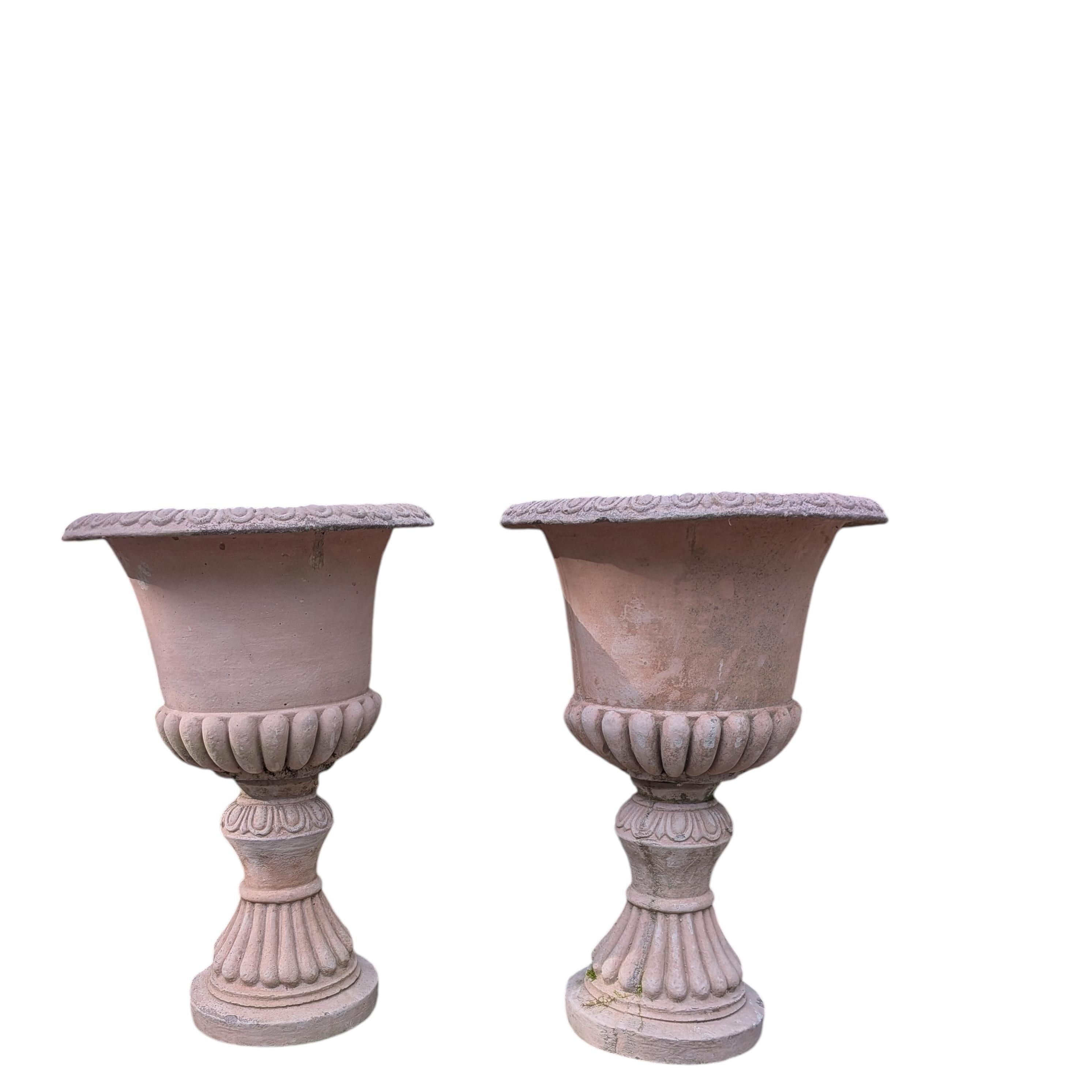 2 maceteros de piedra moldeada británicos / jardineras