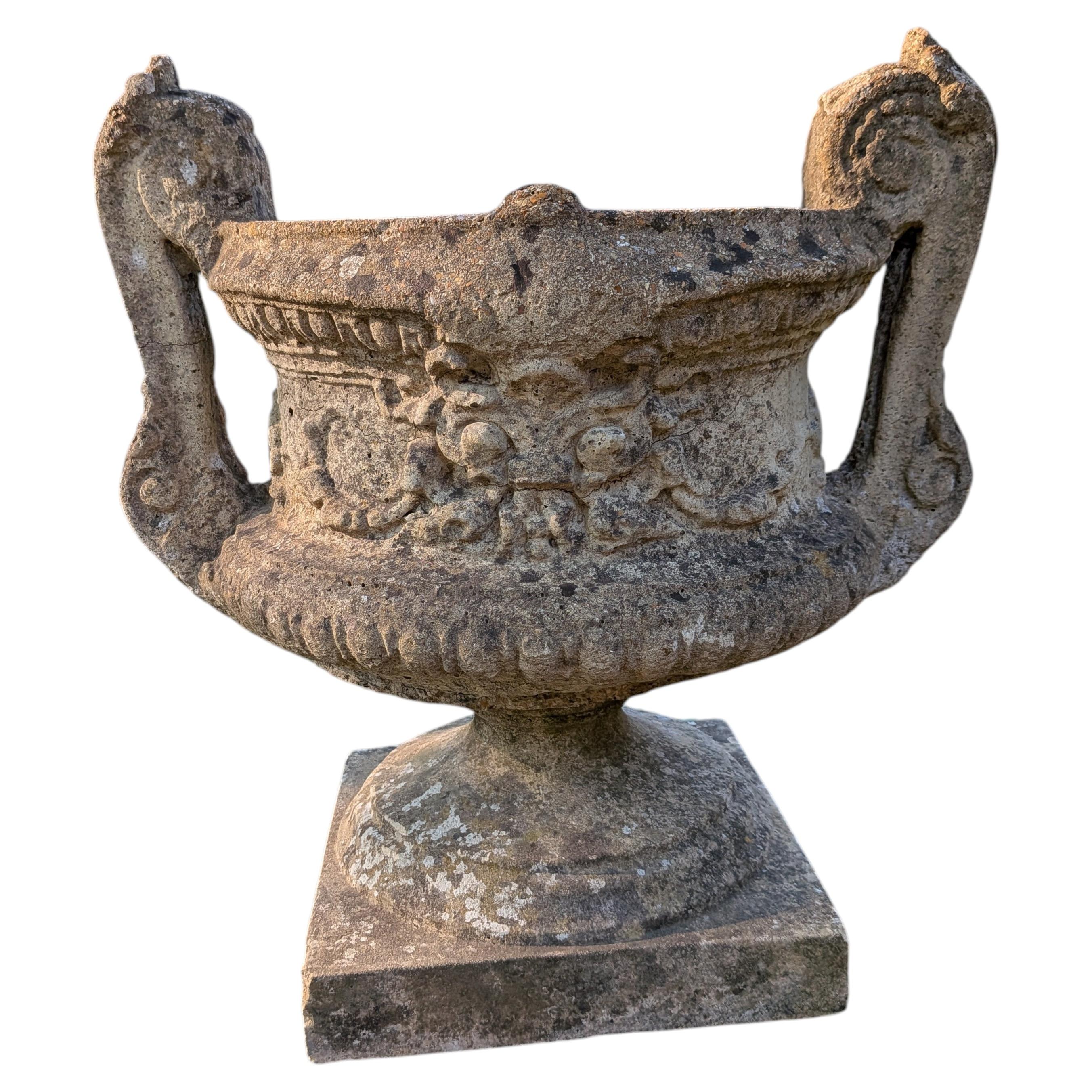 Jardiniere / Jardinière britannique en pierre moulée en vente