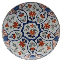 Assiette polychrome de Delft avec décor floral - 18ème siècle