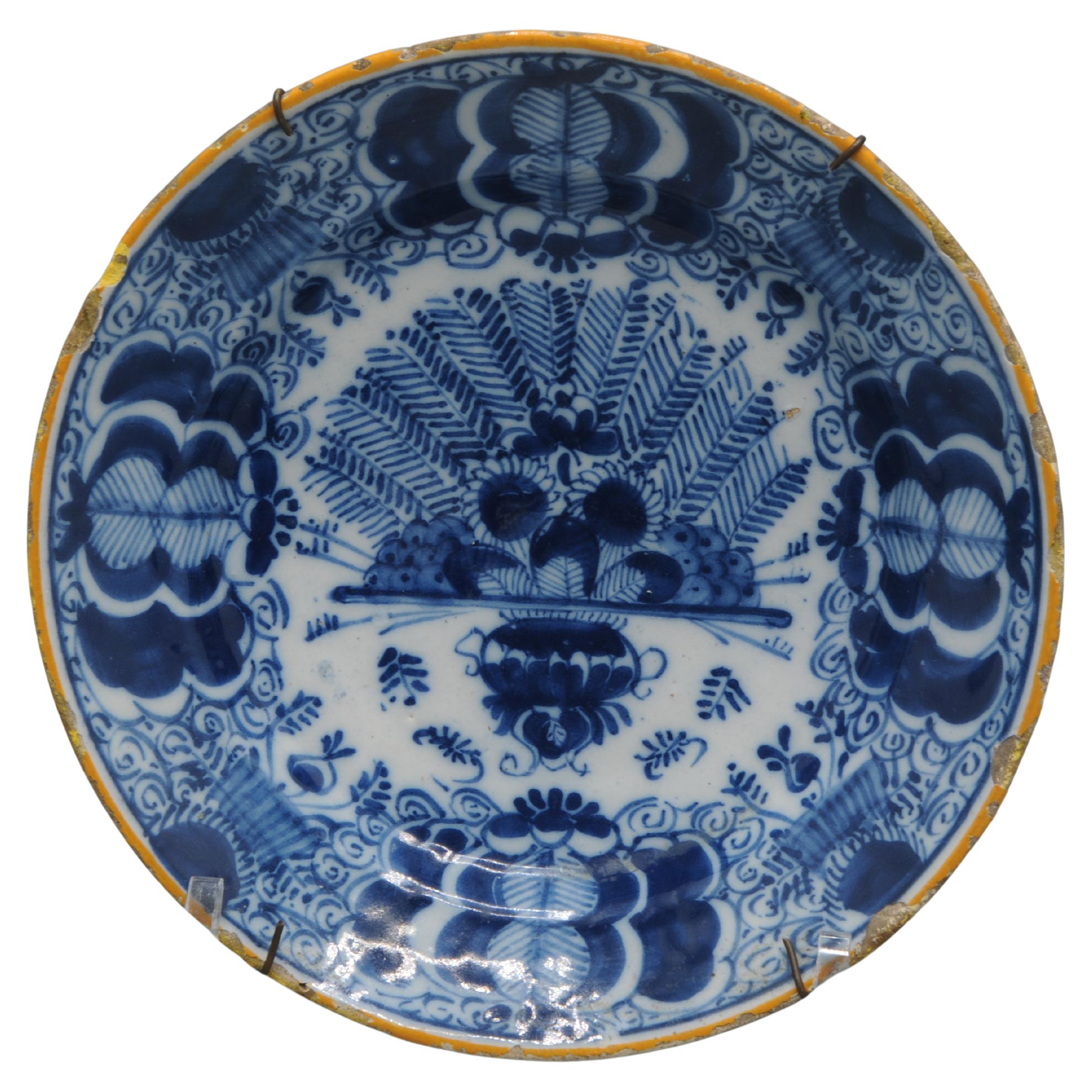 Delft - Small 'Peacock' plate - Lambertus Sanderus, (the Claw) 1763-1806 For Sale
