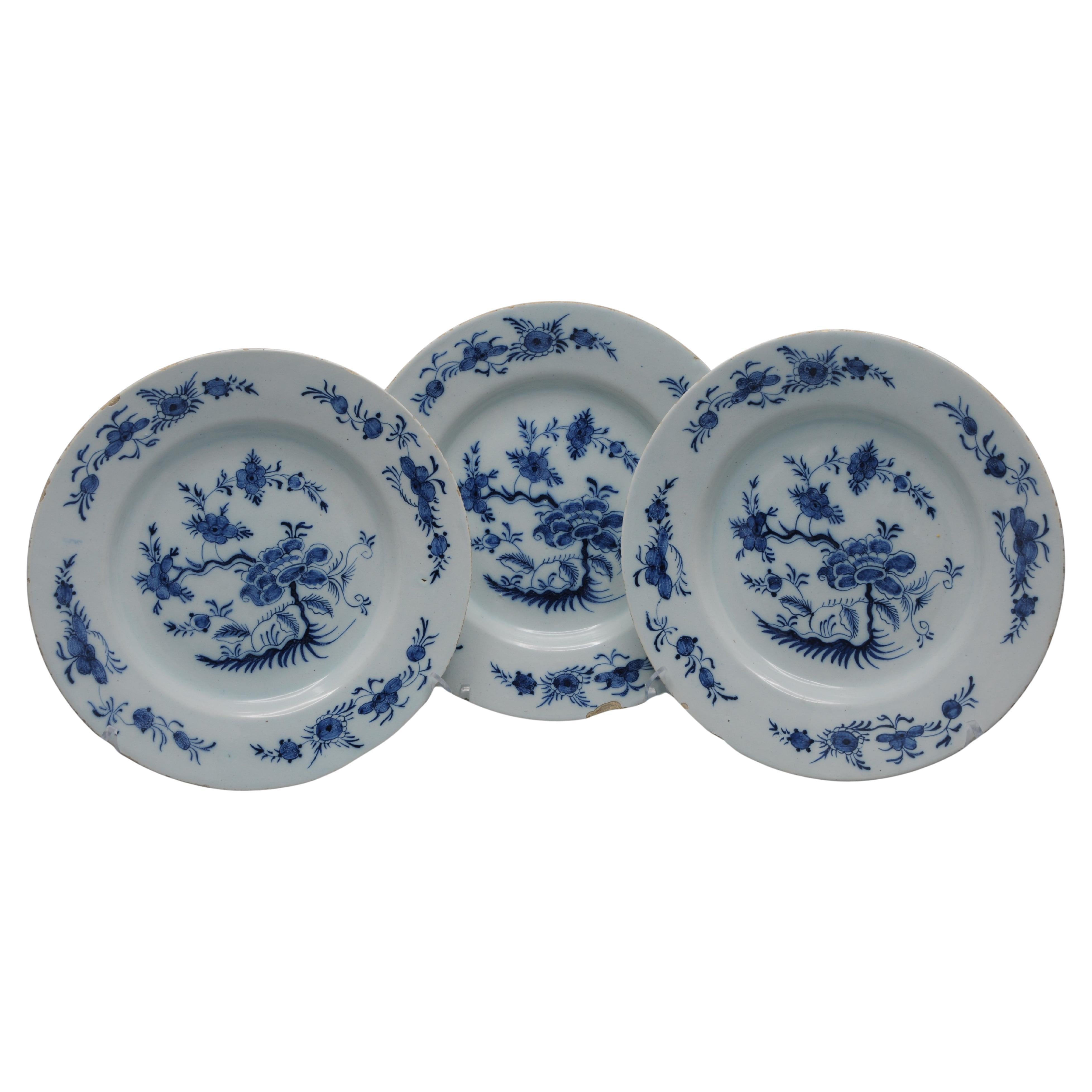 Delft - set of three chinoiserie plates, mid 18th century For Sale