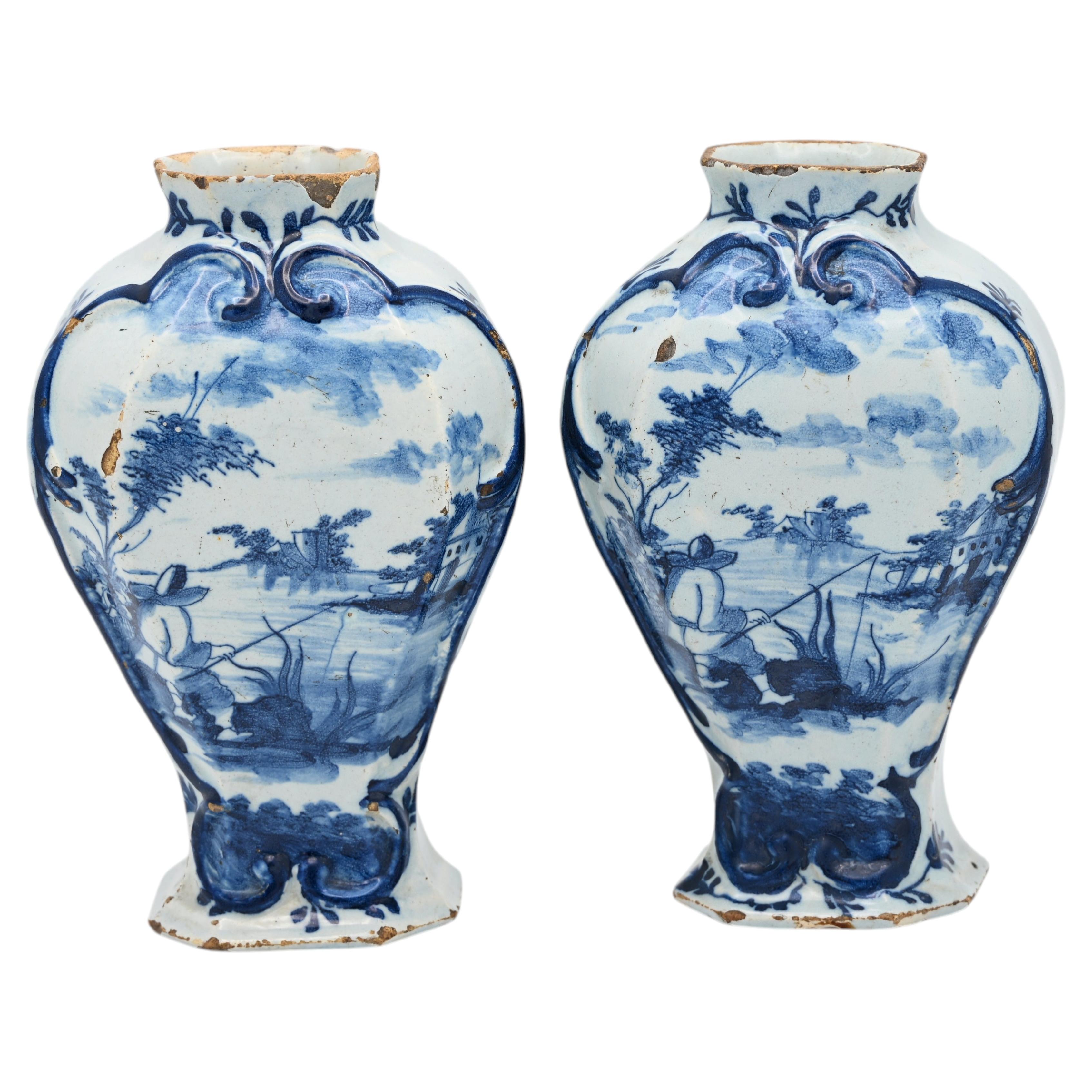 Delft, De Porceleyne Bijl: dos jarrones antiguos de la colección «Garniture» de Delft, siglo XVIII en venta