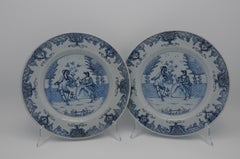 Paire d'assiettes bleues et blanches en faïence de Delft du XVIIIe siècle, ornées de scènes galantes