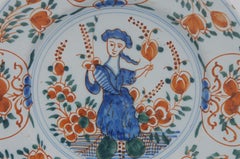 Piatto antico olandese in ceramica di Delft policroma con motivi floreali, Delft, XVIII secolo