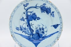 Assiette ancienne en faïence bleue de Delft, décorée de motifs de chinoiserie, XVIIIe siècle
