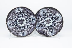 Paire d'assiettes anciennes en faïence de Delft, de couleur « manganèse clair », XVIIIe siècle