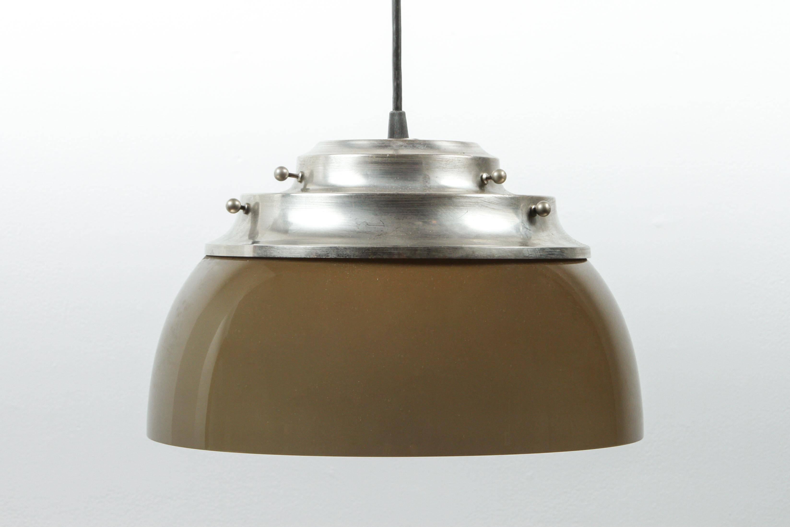 Luminaire suspendu italien ; la douille en porcelaine peut accueillir une ampoule de 125 watts.