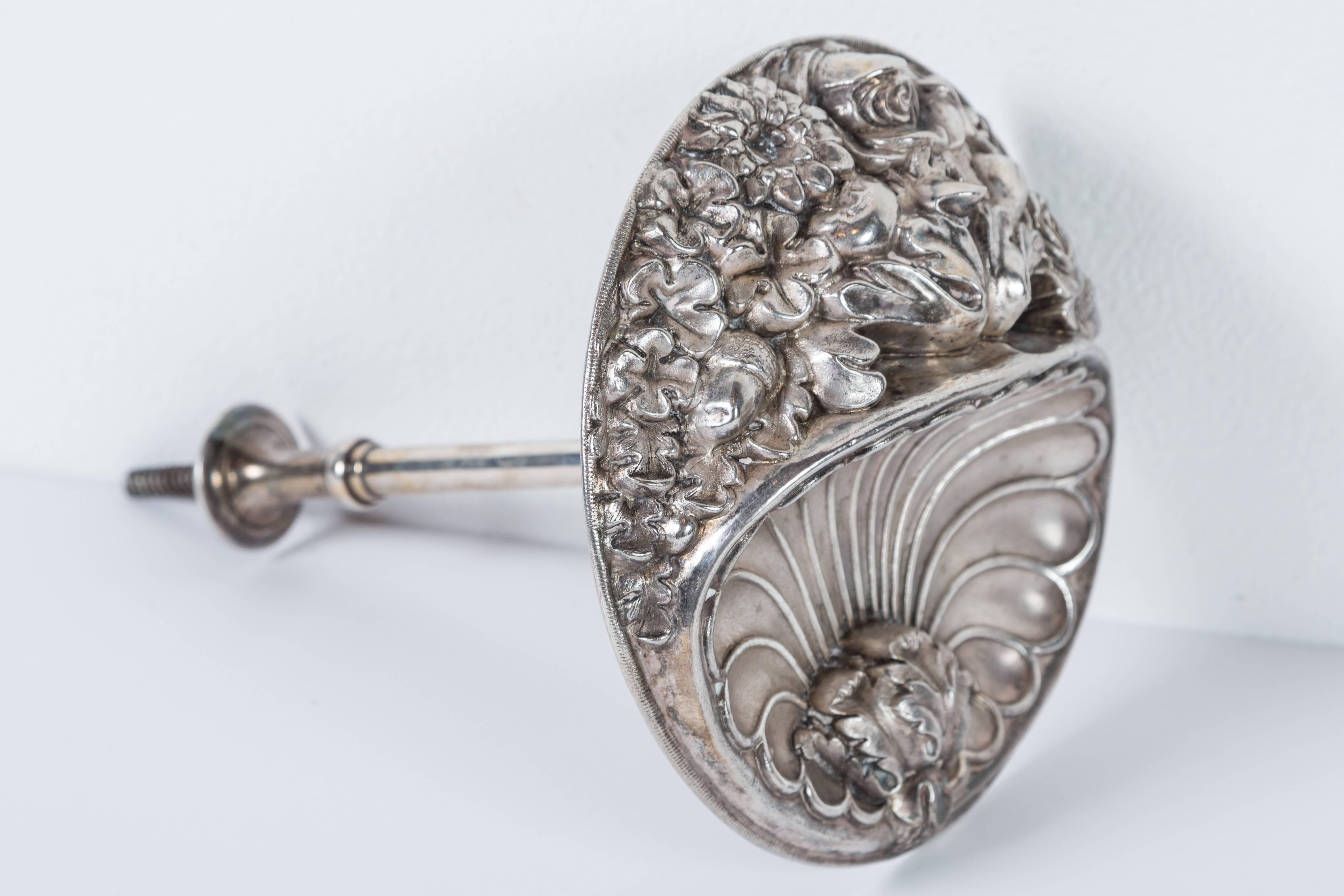 Fin du XIXe siècle Paire de cravates de rideaux en métal argenté en vente