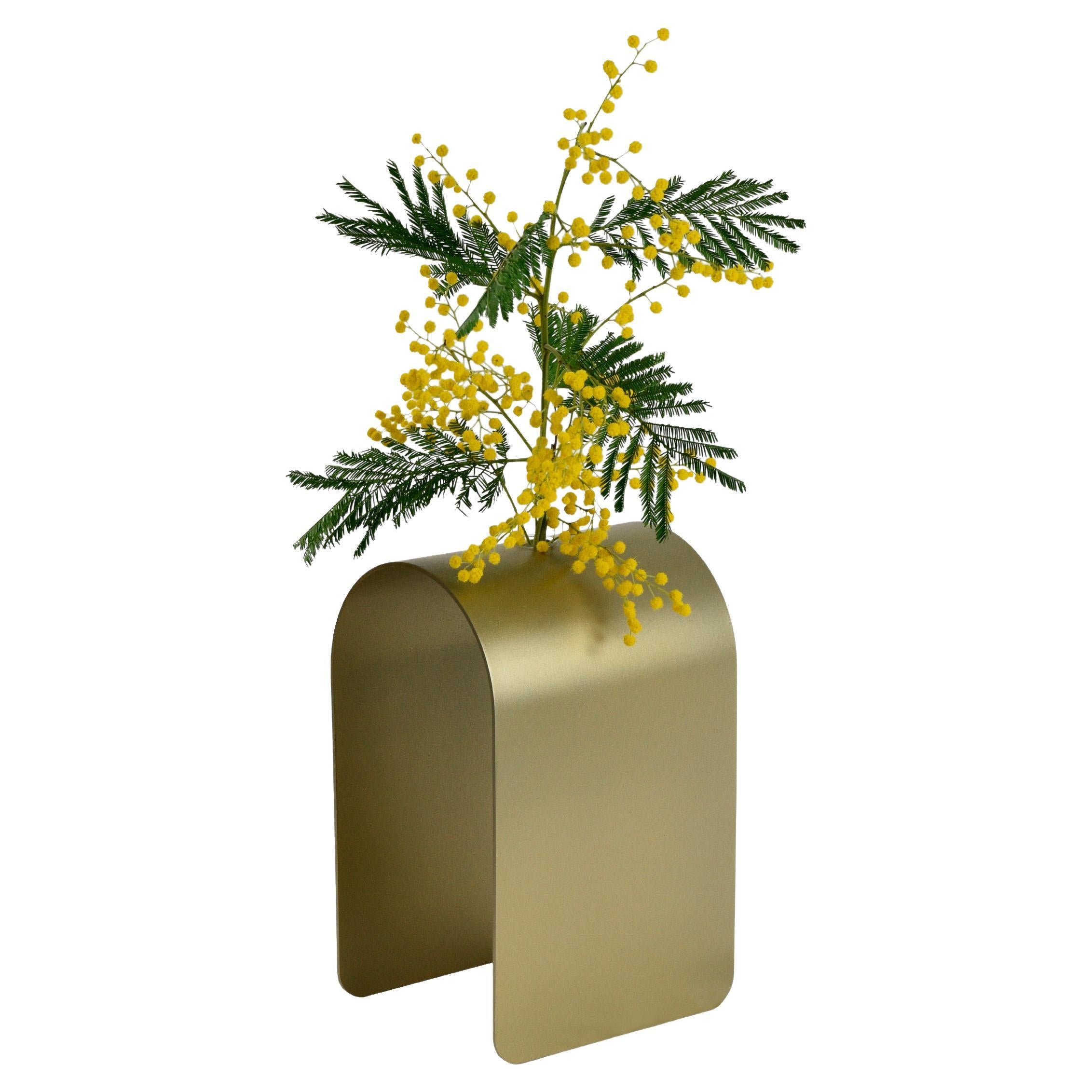 "Dahlia" vaso in metallo Gold di William Mulas For Sale