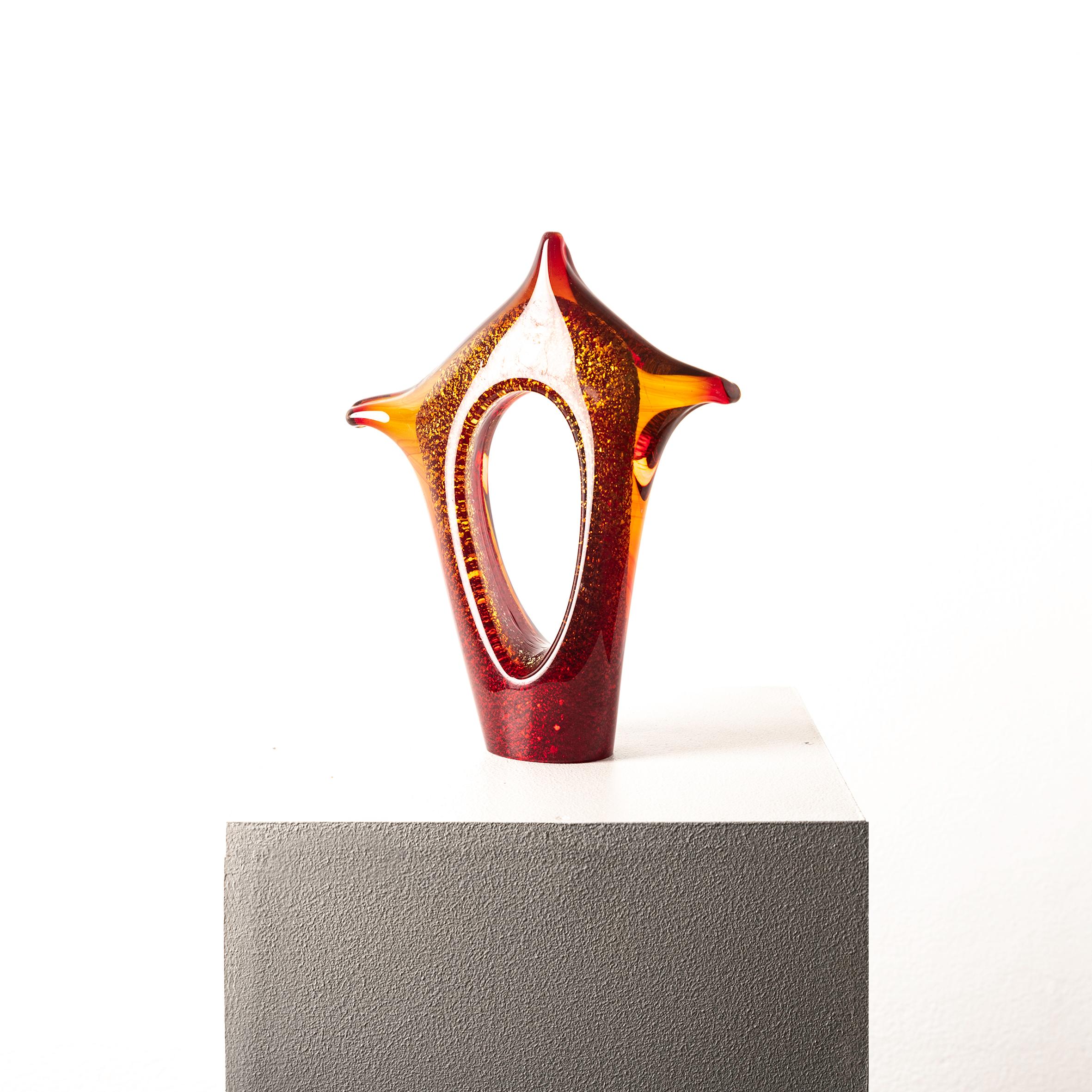 La scultura in vetro intarsiato Red Abstract Mid-Century Murano Gold Leaf degli anni '60 è un'opera d'arte straordinaria che incarna l'impareggiabile maestria e lo spirito innovativo dei vetrai di Murano. Rinomati per la loro tradizione secolare
