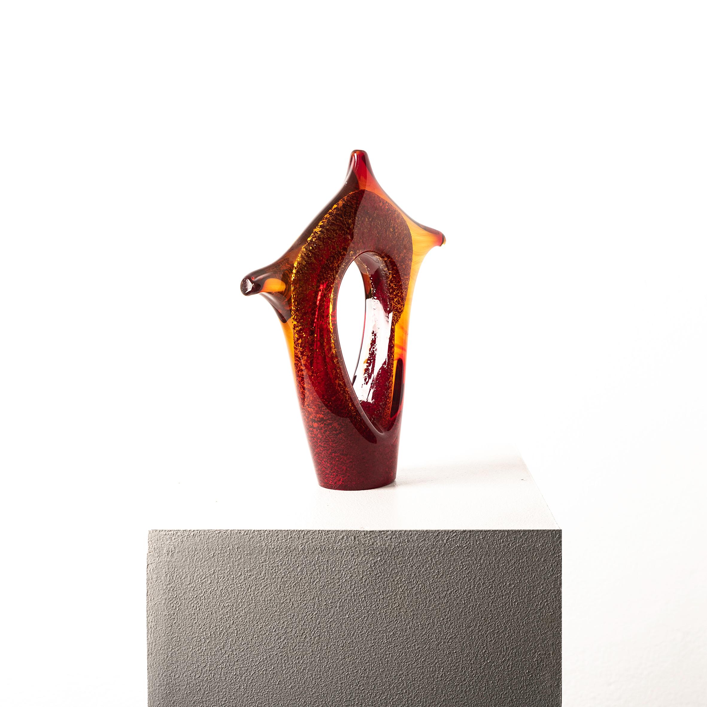 Mid-Century moderno Scultura astratta rossa in vetro intarsiato a foglia d'oro di Murano della metà del secolo scorso, anni '60 in vendita