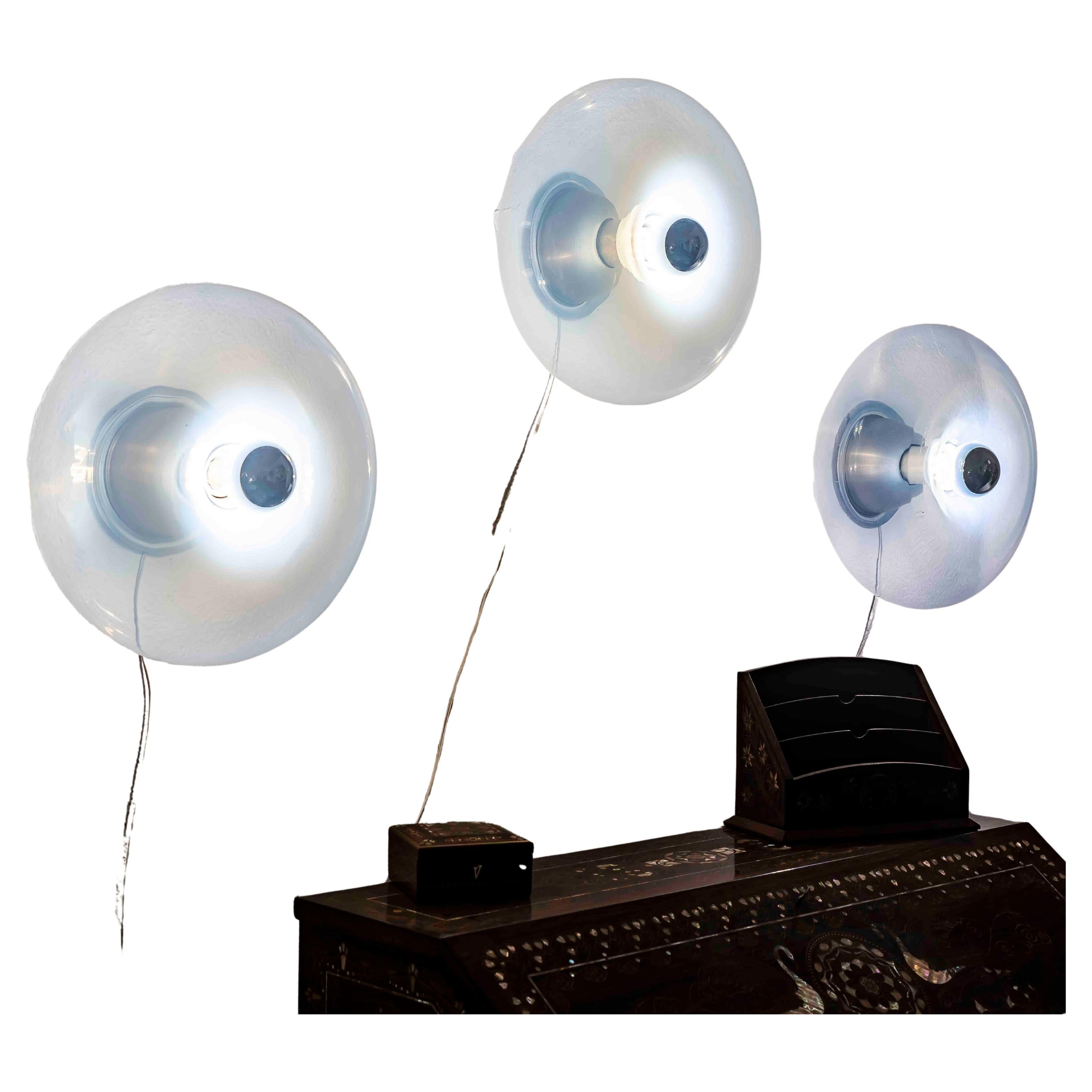 Diese seltenen Space-Age-Leuchten von Giusto Toso für Leucos aus der Mitte des Jahrhunderts sind ein Muss für jeden Designliebhaber und Sammler von Beleuchtungsikonen. Die Leuchten aus blauem mundgeblasenem Murano-Glas strahlen ein ätherisches Licht