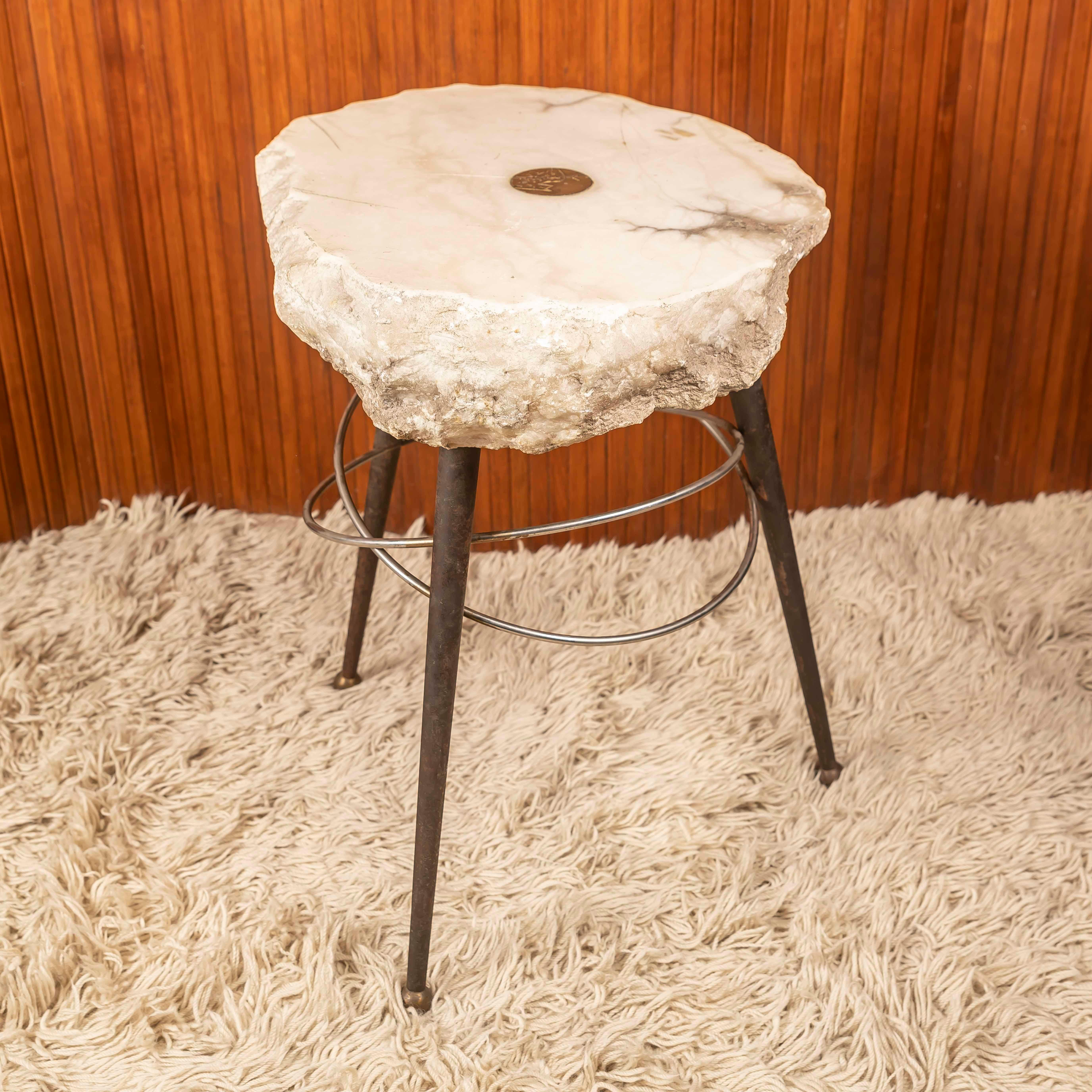 Cette table sculpturale en marbre, conçue par le célèbre architecte espagnol Alfredo Arribas en 1987, est un artefact frappant de l'influente scène du design postmoderne de Barcelone. Créée spécifiquement pour le restaurant avant-gardiste Torres de