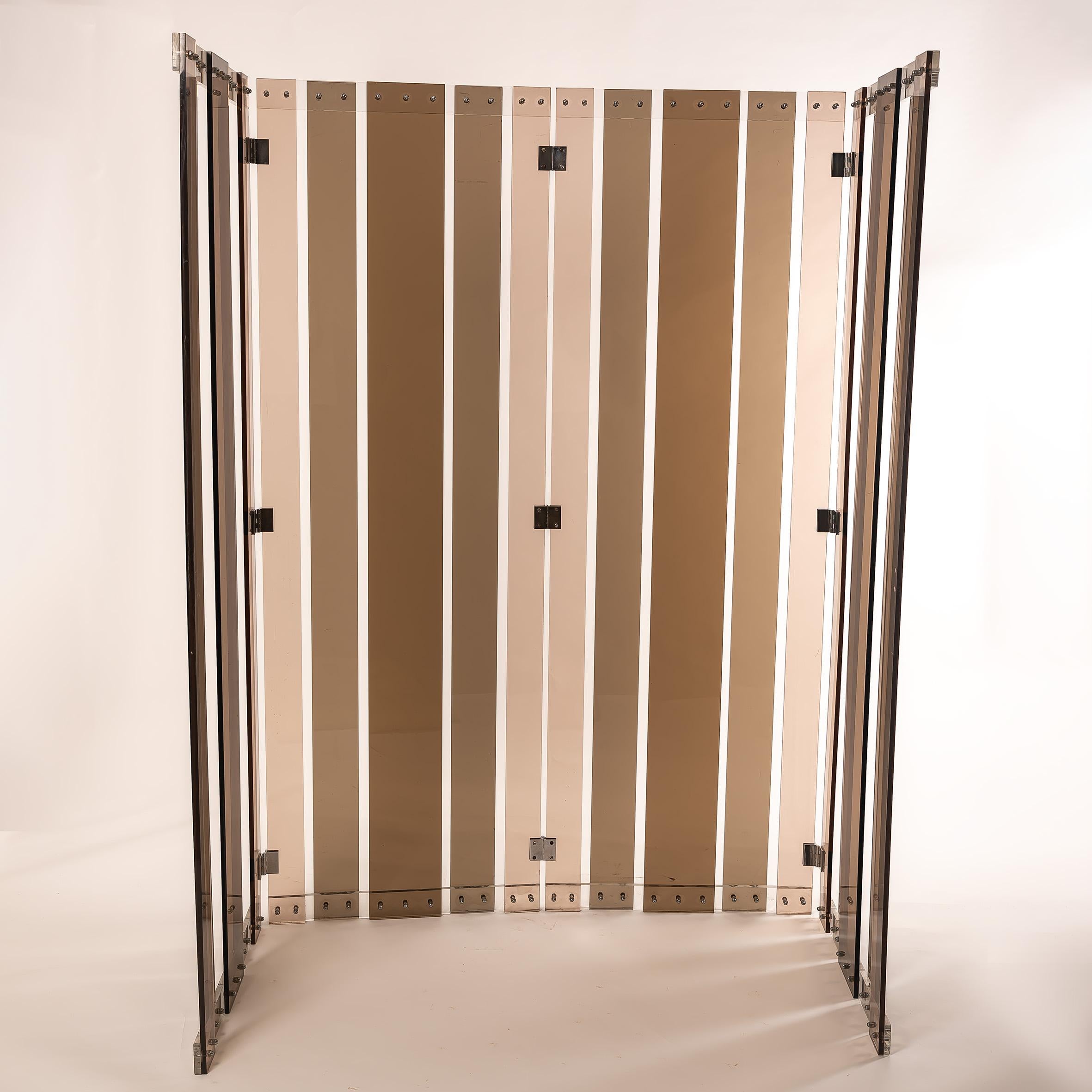 Ce paravent français rare et raffiné des années 1970 a été conçu par Philippe Jean, figure clé du design français moderniste et de l'âge de l'espace. Composé de quatre panneaux verticaux, chacun mesurant 60 cm de large, 3,5 cm d'épaisseur et 180 cm