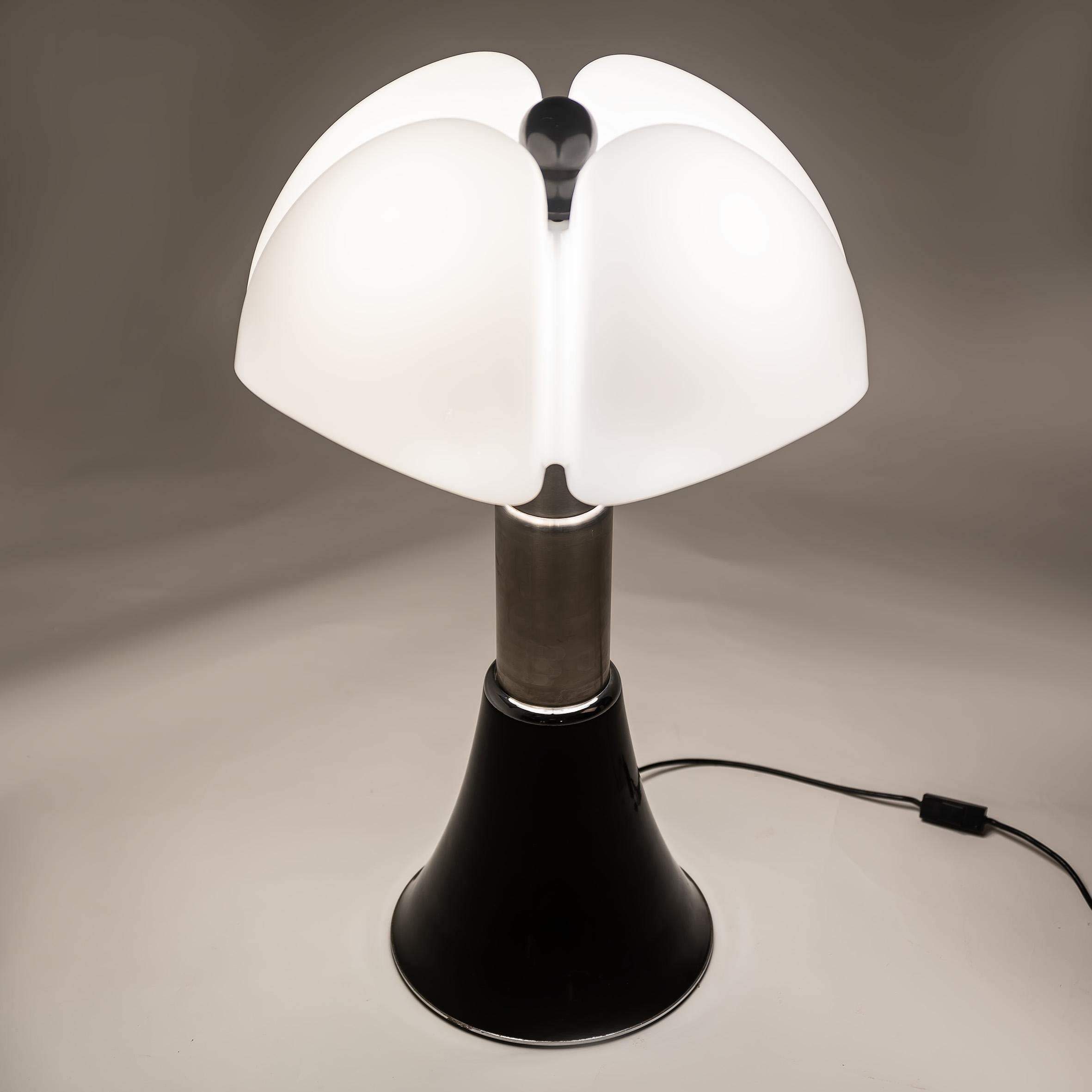 This rare large-size Pipistrello table lamp was designed by acclaimed Italian architect Gae Aulenti and produced by Martinelli Luce in the 1970s. A true icon of Italian modernism, the lamp features a distinctive telescopic stainless steel base and a