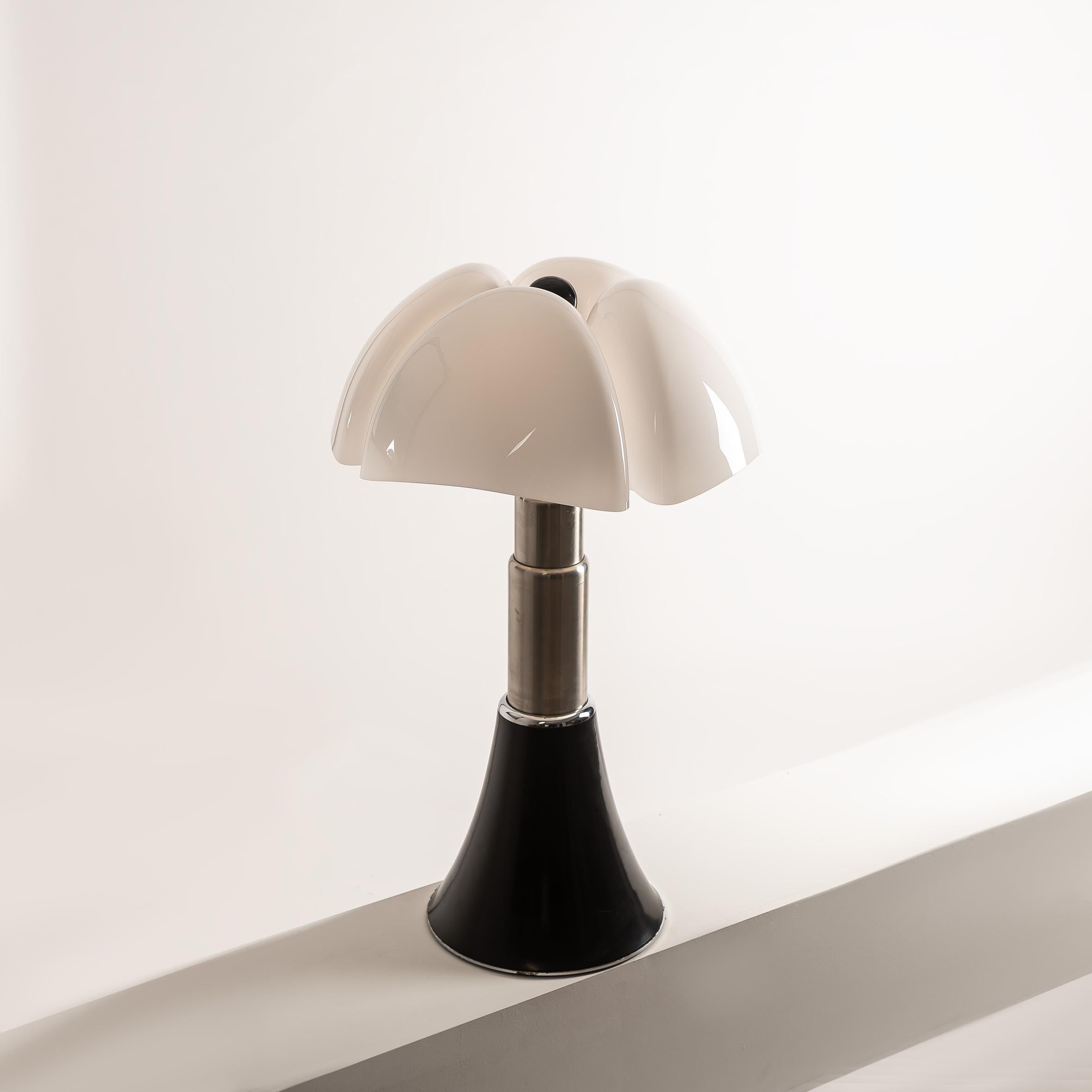 Large 1970s Gae Aulenti Pipistrello Table Lamp for Martinelli Luce, Italy In Good Condition For Sale In BARCELONA, ES