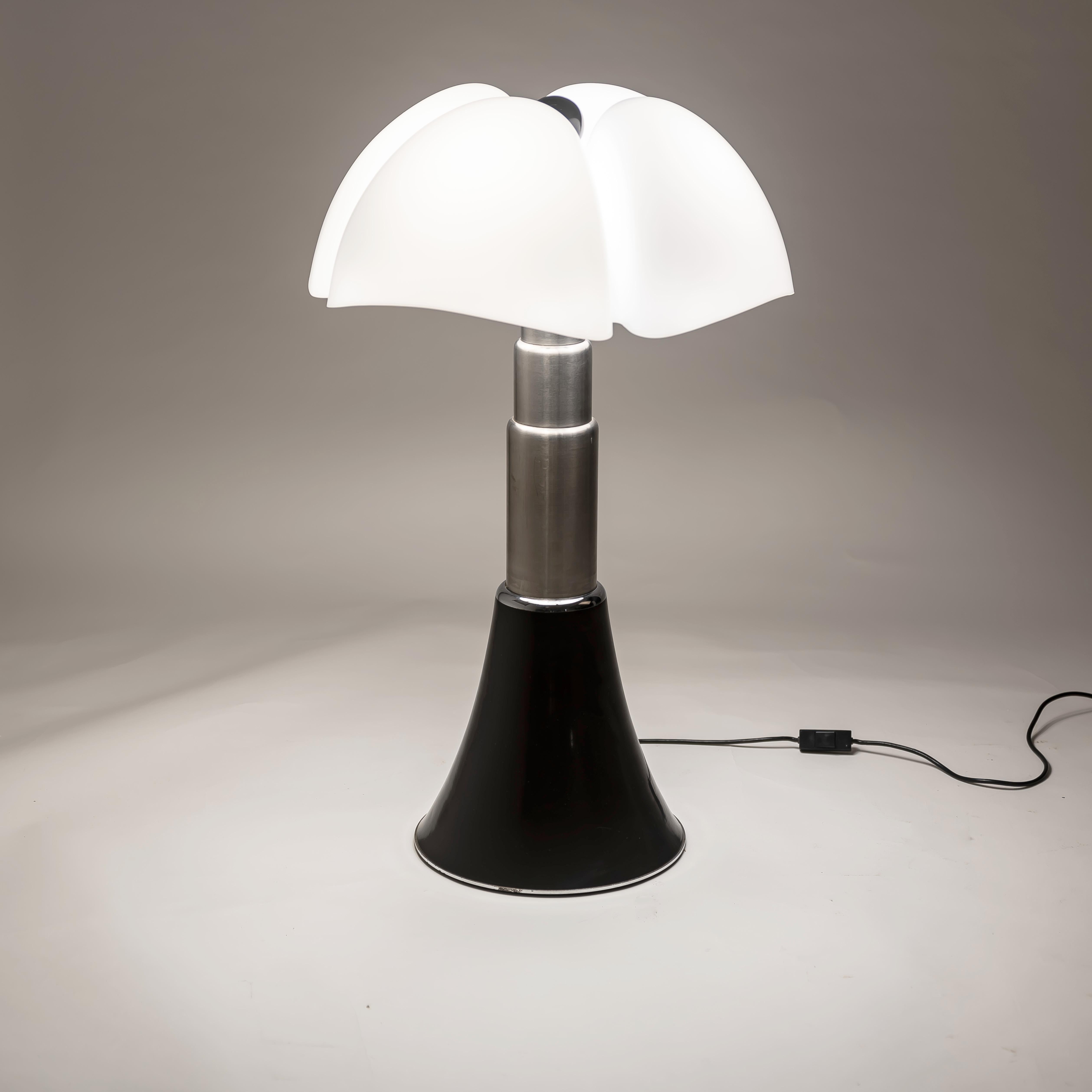 Large 1970s Gae Aulenti Pipistrello Table Lamp for Martinelli Luce, Italy For Sale 4