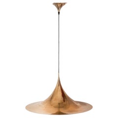 Gran lámpara semi-colgante dorada de Bonderup & Thorup para Fog & Mørup, Dinamarca, década de los 70