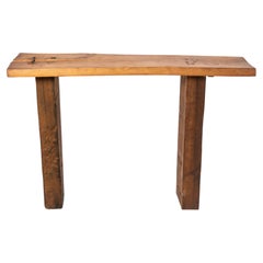 Mesa consola de madera maciza de estilo brutalista, de alrededor de 1970