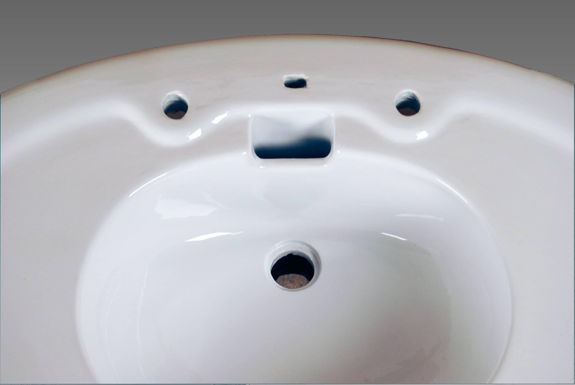 Porcelain Rare Pair of Wash Basins, Alaska Model, Jacob Delafon, France, circa 1927