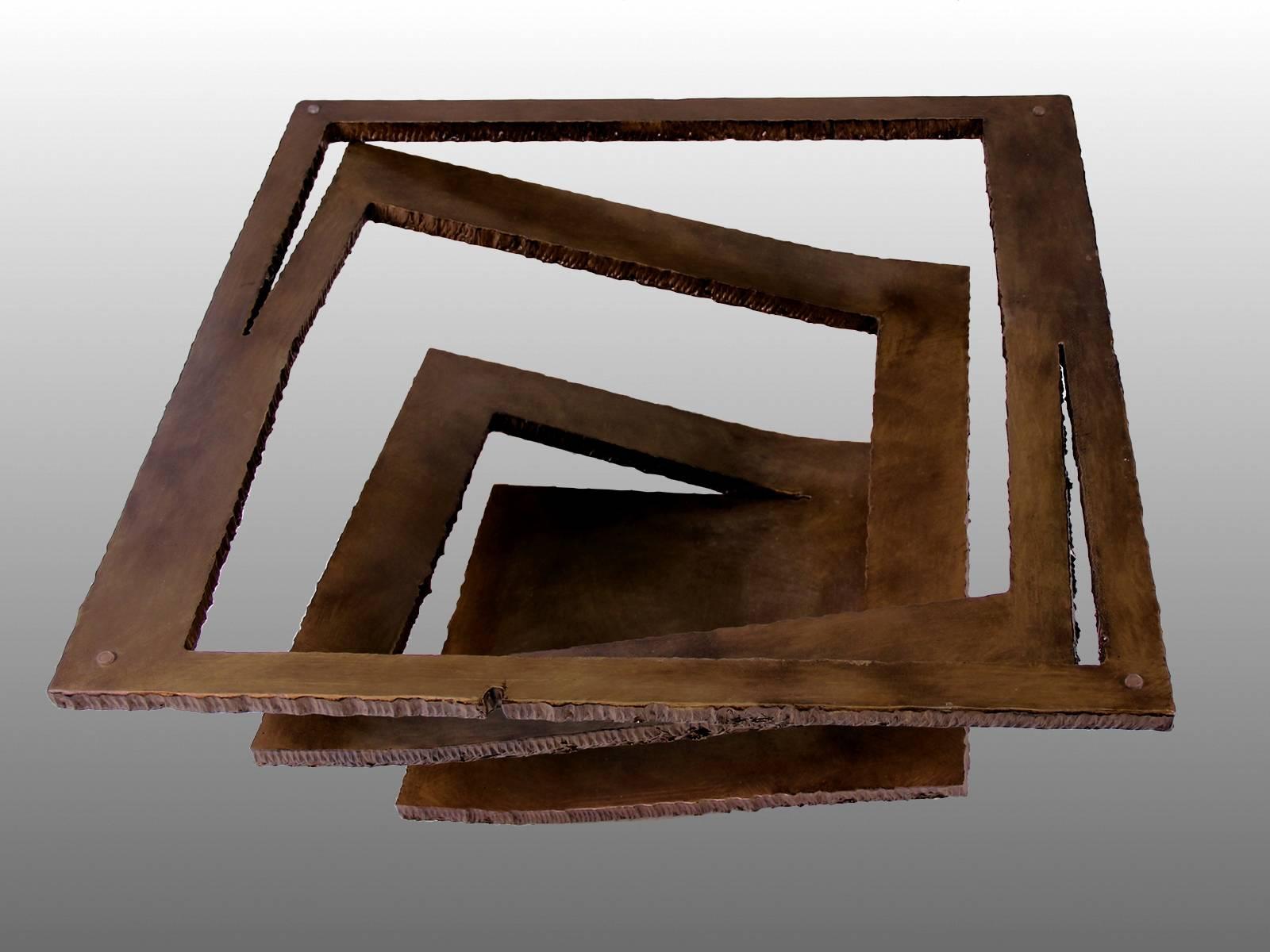 Paire de tables basses ou d'appoint en acier massif, découpé et étiré, patiné couleur bronze, France, 1970.
Les dimensions sont données sans le plateau en verre.

Il est possible de n'en vendre qu'un seul.