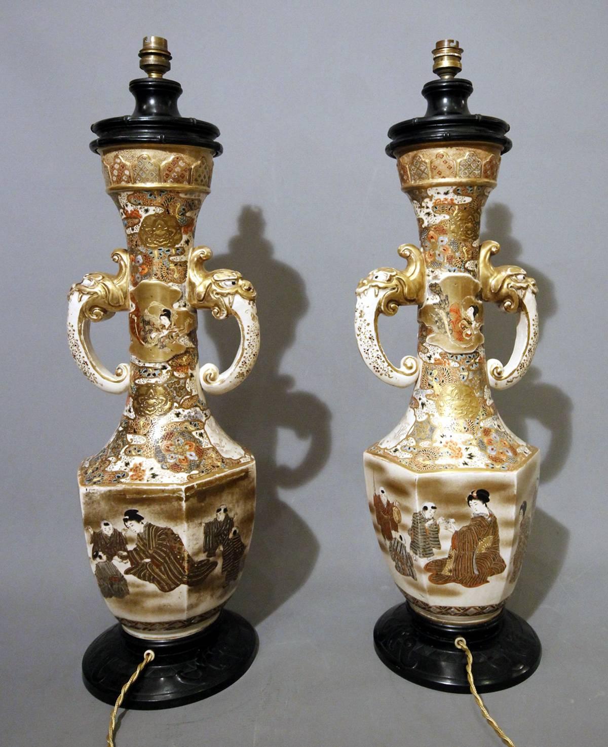 Nice pair of Satsuma lamps with black patinated bronze mount.
Gilding is somewhat mitigated locally but they are in very good condition, with no cracks or breakages. Electrical wiring redone.
