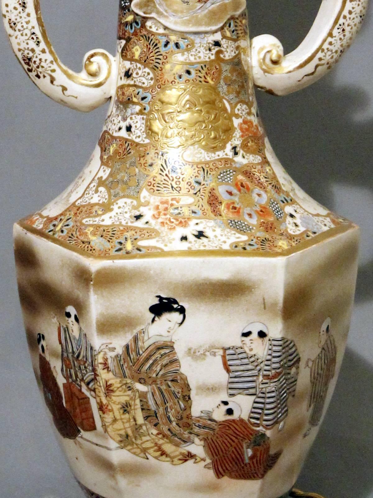Seltenes Paar Satsuma-Tischlampen, Japan, Ende des 19. Jahrhunderts (Bronze) im Angebot