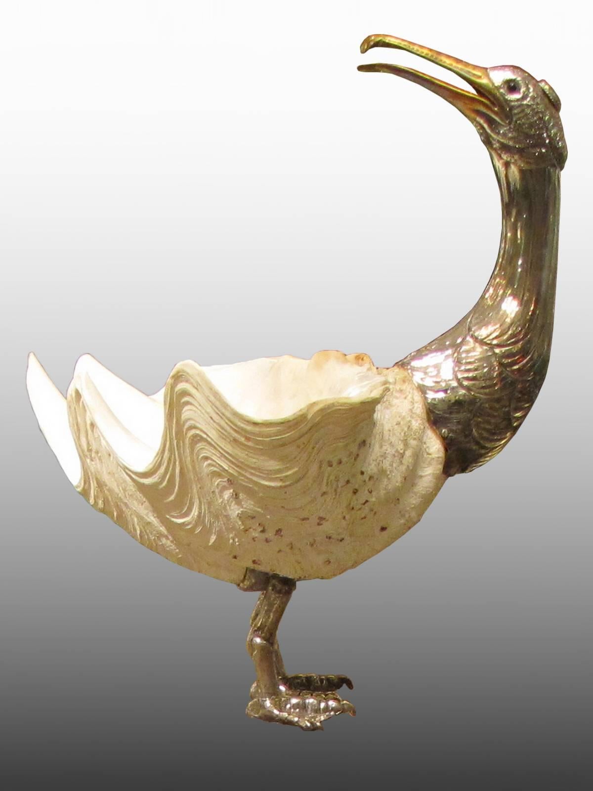 Mounted object representing a goëland whose abdomen and wings are made of a sea shell giant clam (Tridacna gigas) with silvered bronze and polished bronze legs and head. It wears on his head a crimped marcasite and his eyes are in black glass.