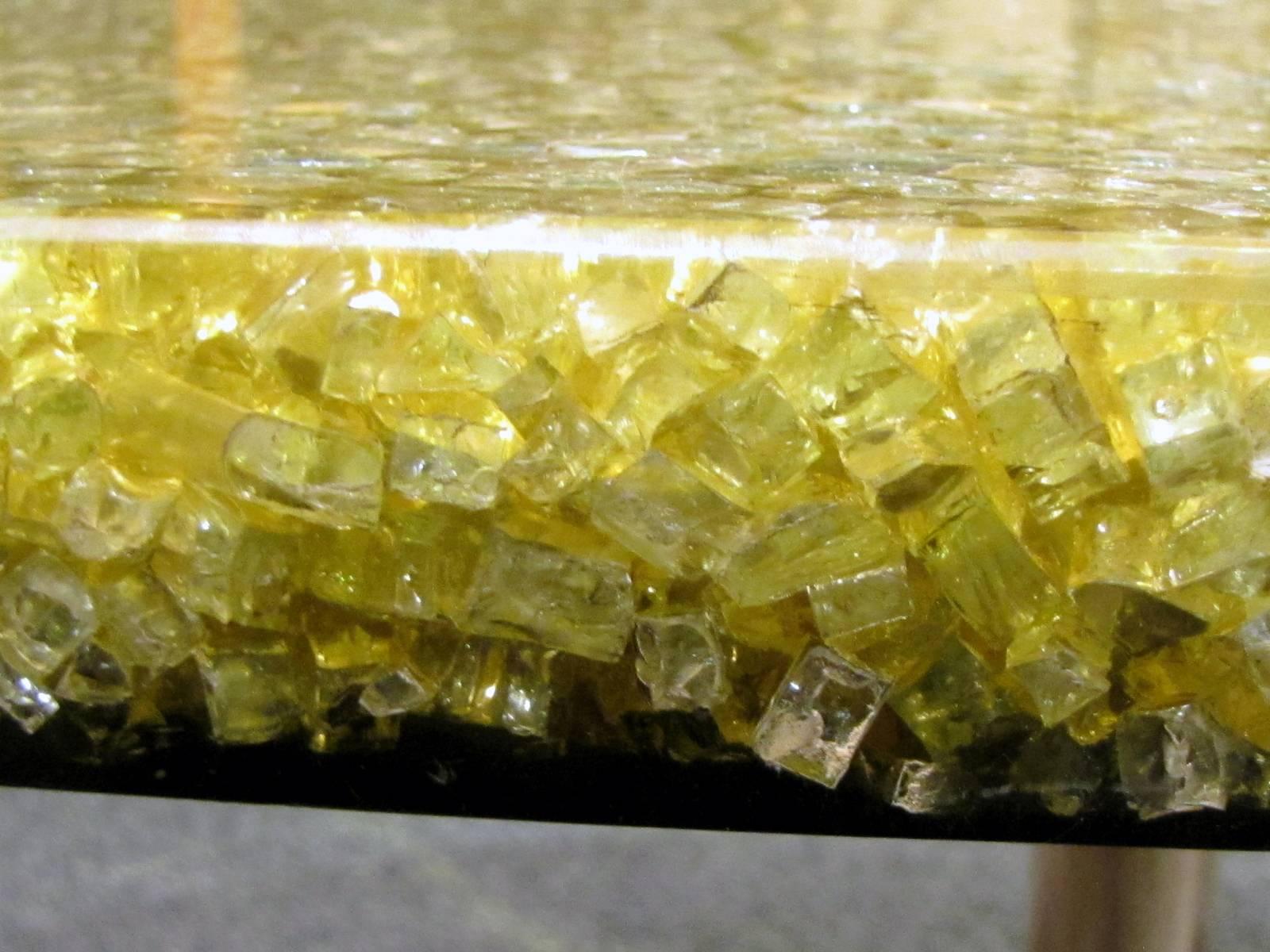 Fin du 20e siècle Table basse avec plateau en résine jaune sur base dorée par Pierre Giraudon, 1970 en vente