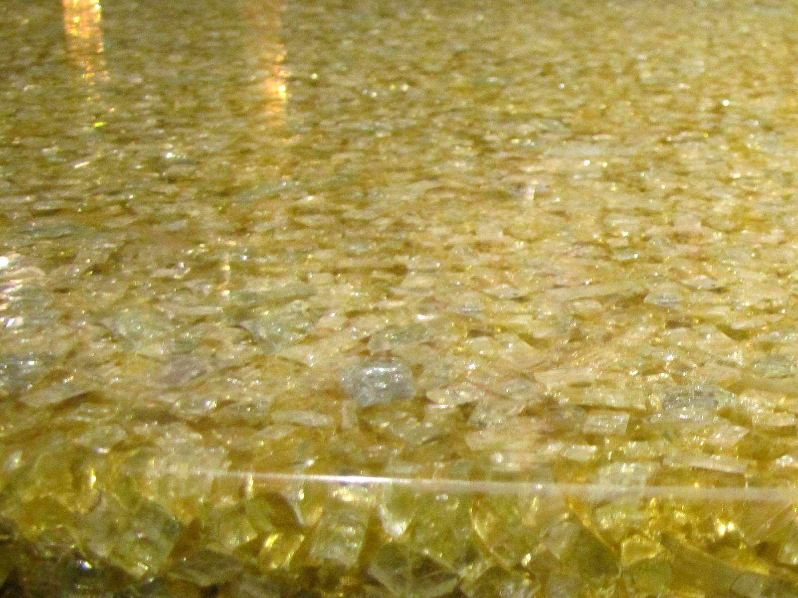 Français Table basse avec plateau en résine jaune sur base dorée par Pierre Giraudon, 1970 en vente