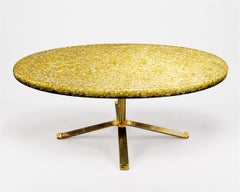 Mesa de centro con tablero de resina amarilla sobre base dorada de Pierre Giraudon, 1970