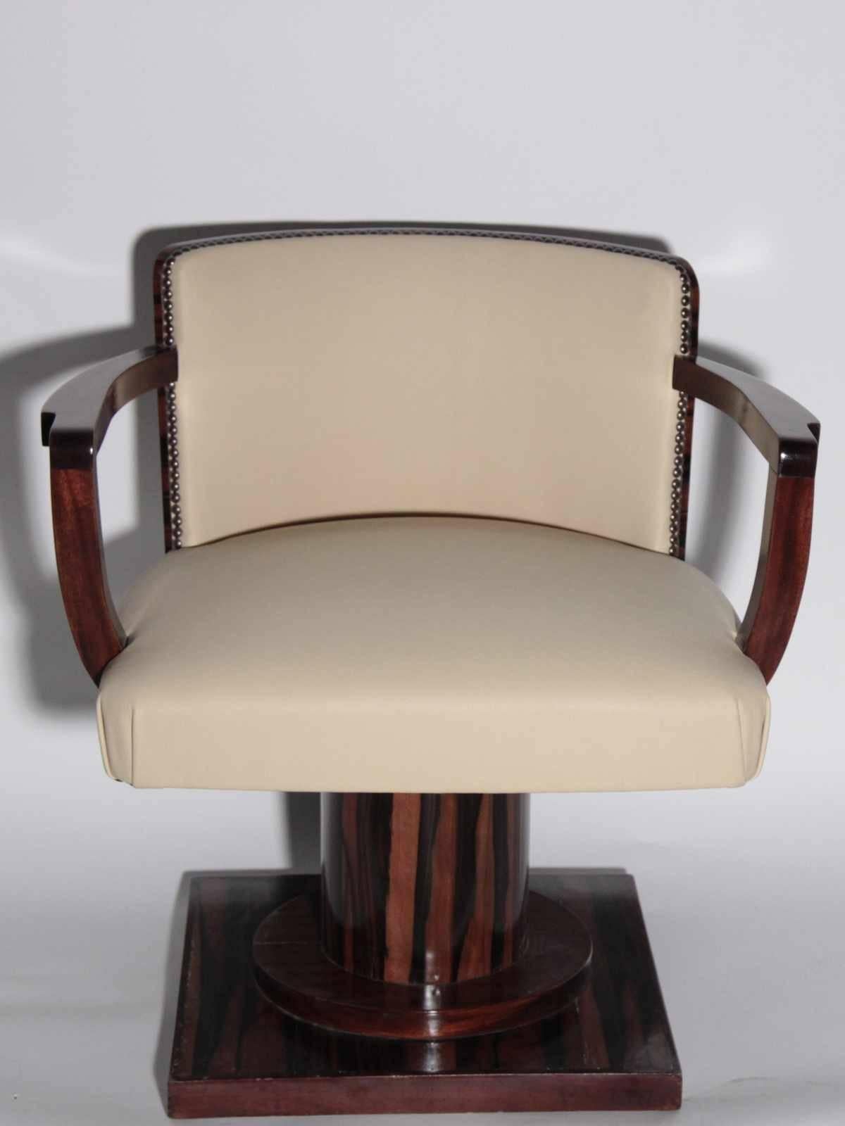 Beautiful turning office armchair in Macassar ebony with a beige leather couvertture. In the taste of Ruhlman, Art Deco period.