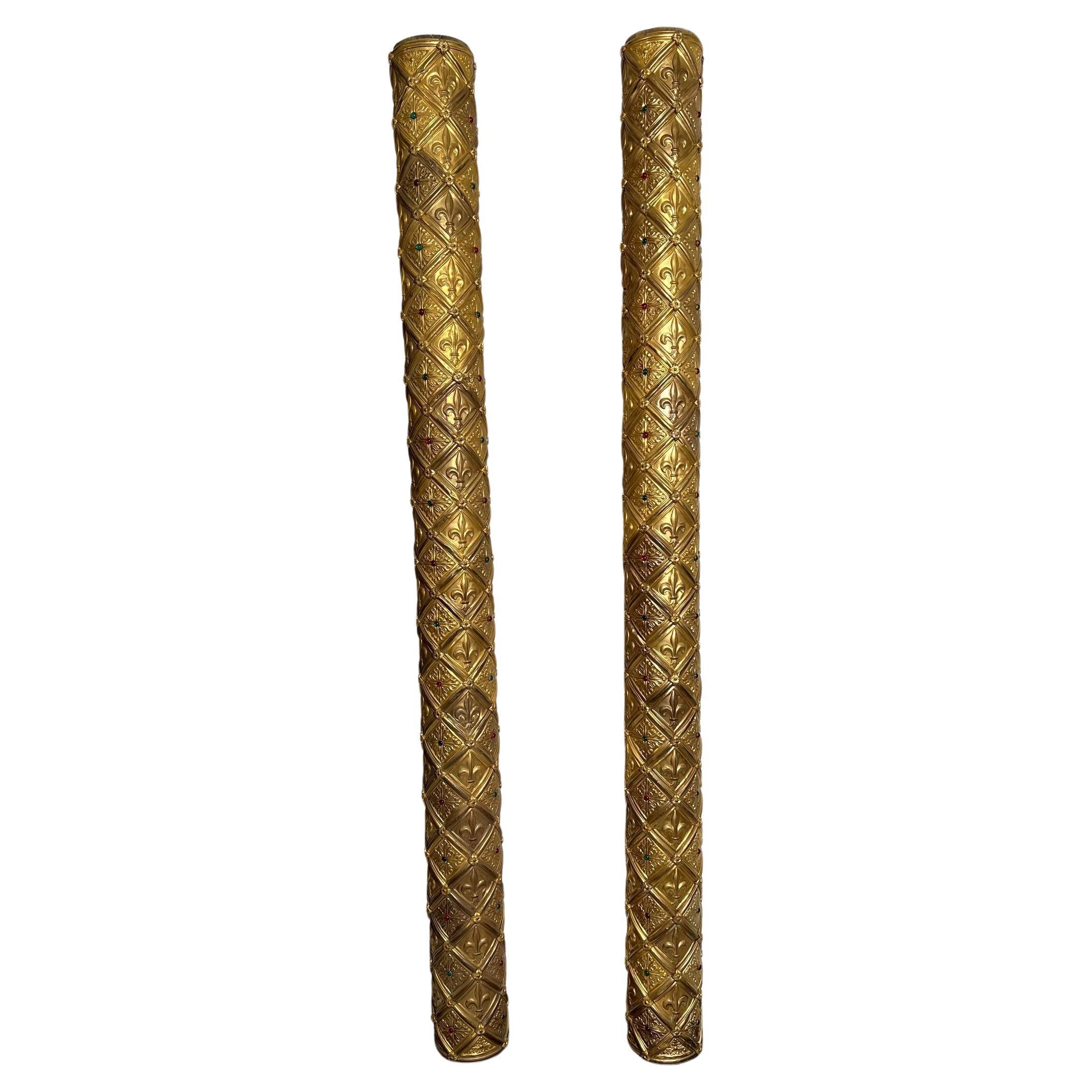 Quatre colonnes de bois recouvertes de plaques de fer blanches, étamées et dorées. Les plaques en forme de losange sont alternativement décorées d'une fleur de lys ou de feuilles d'acanthe et sont maintenues par des clous forgés en or. Chaque plaque