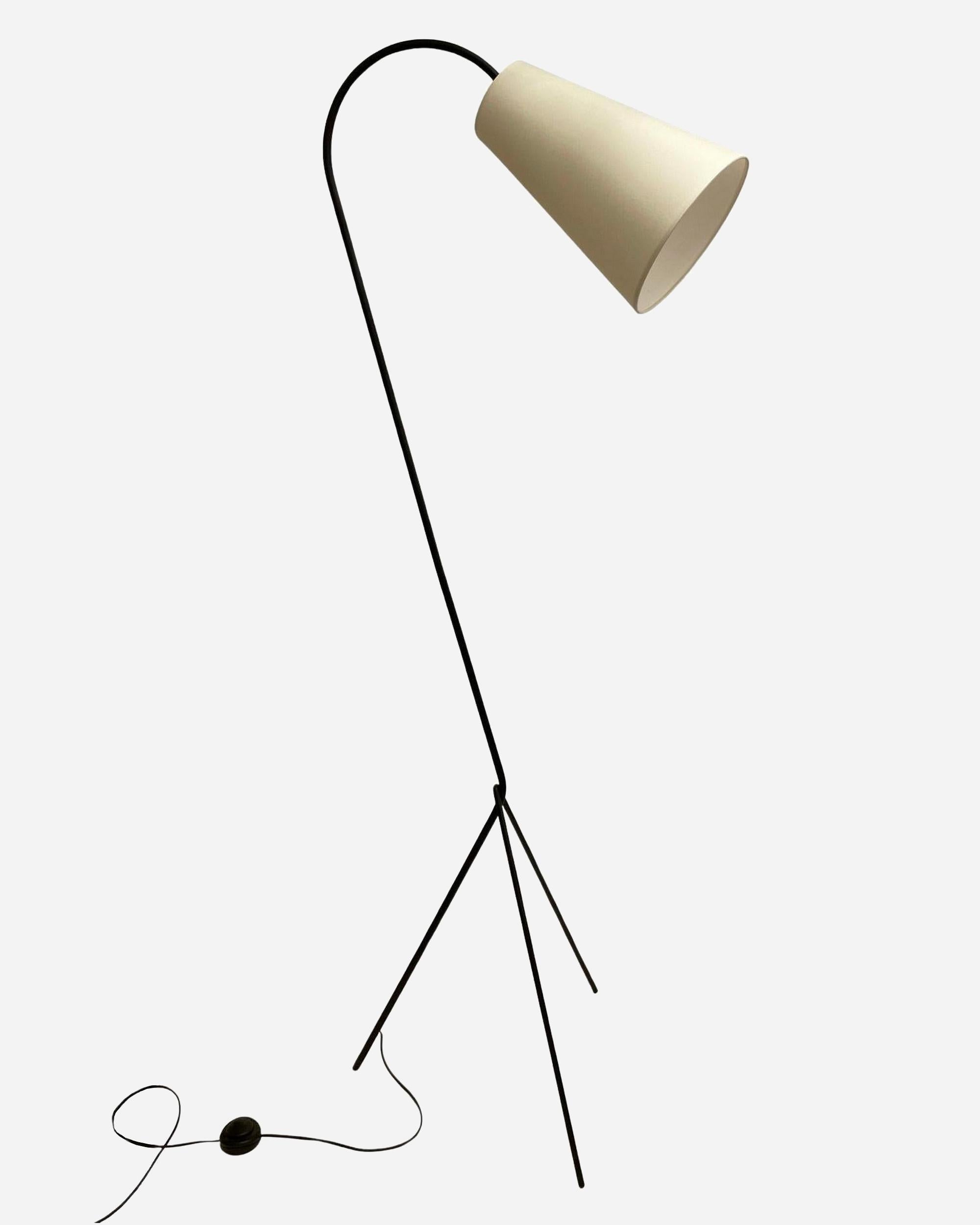 Laqué Lampadaire tripode avec abat-jour conique réglable Paris, France, vers 1950 en vente