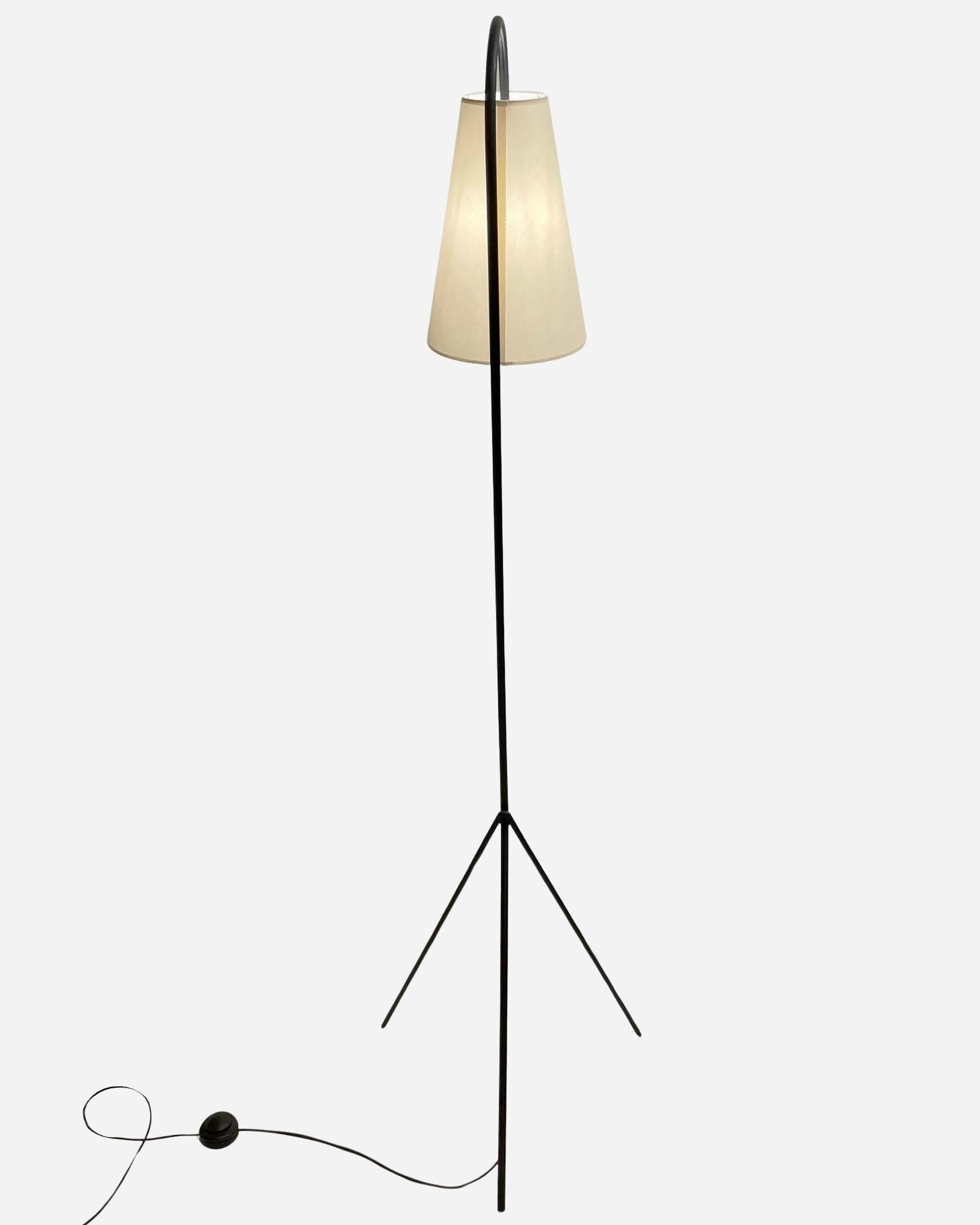Français Lampadaire tripode avec abat-jour conique réglable Paris, France, vers 1950 en vente