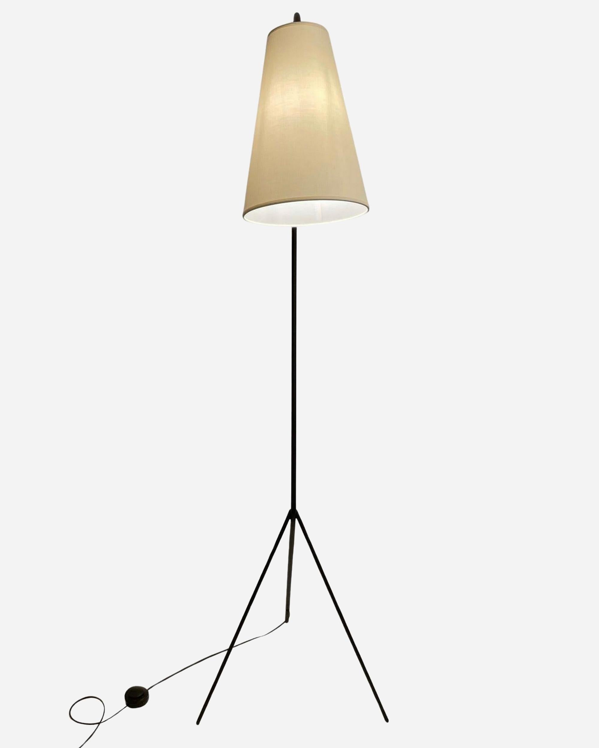 Mid-Century Modern Lampadaire tripode avec abat-jour conique réglable Paris, France, vers 1950 en vente