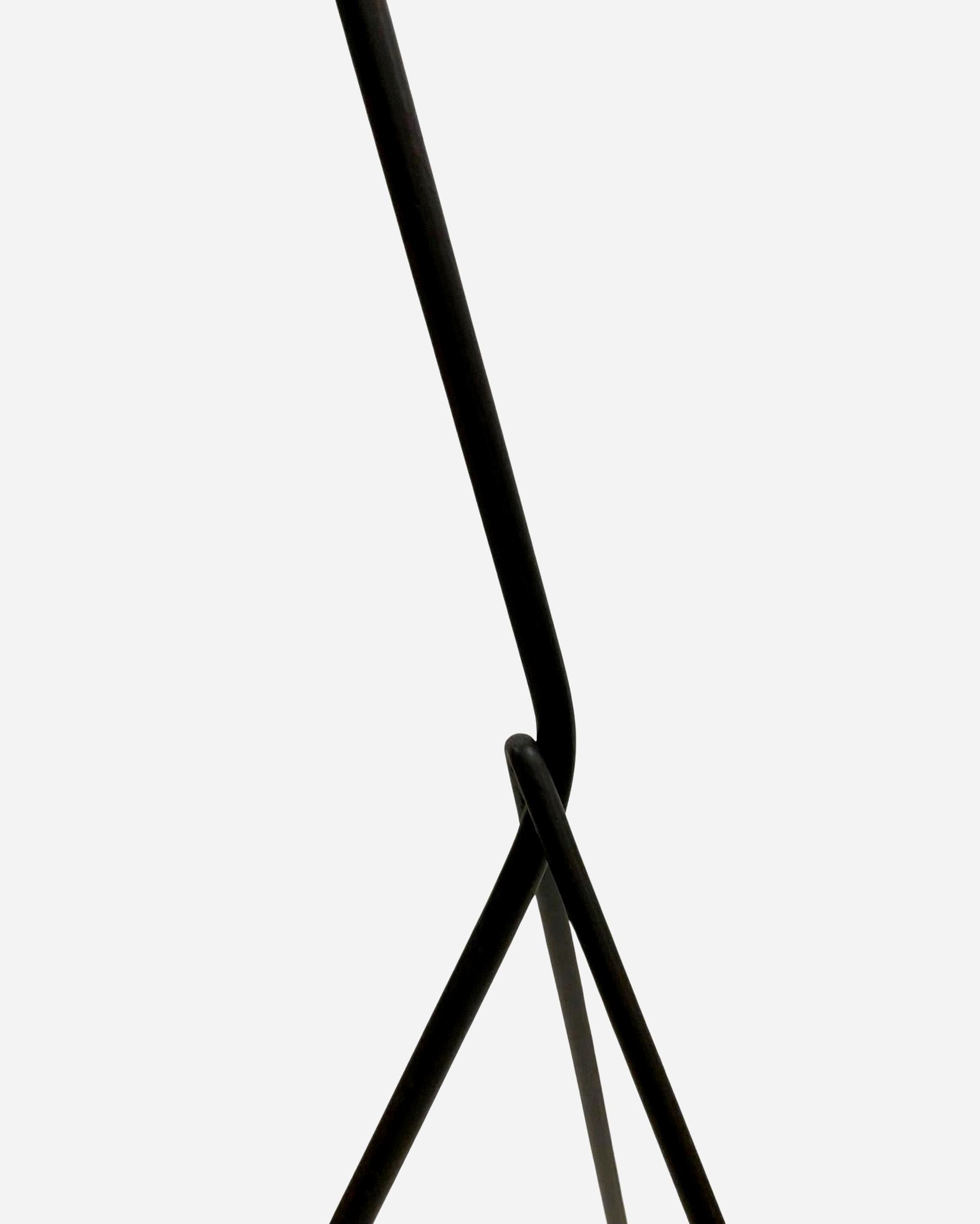 Métal Lampadaire tripode avec abat-jour conique réglable Paris, France, vers 1950 en vente