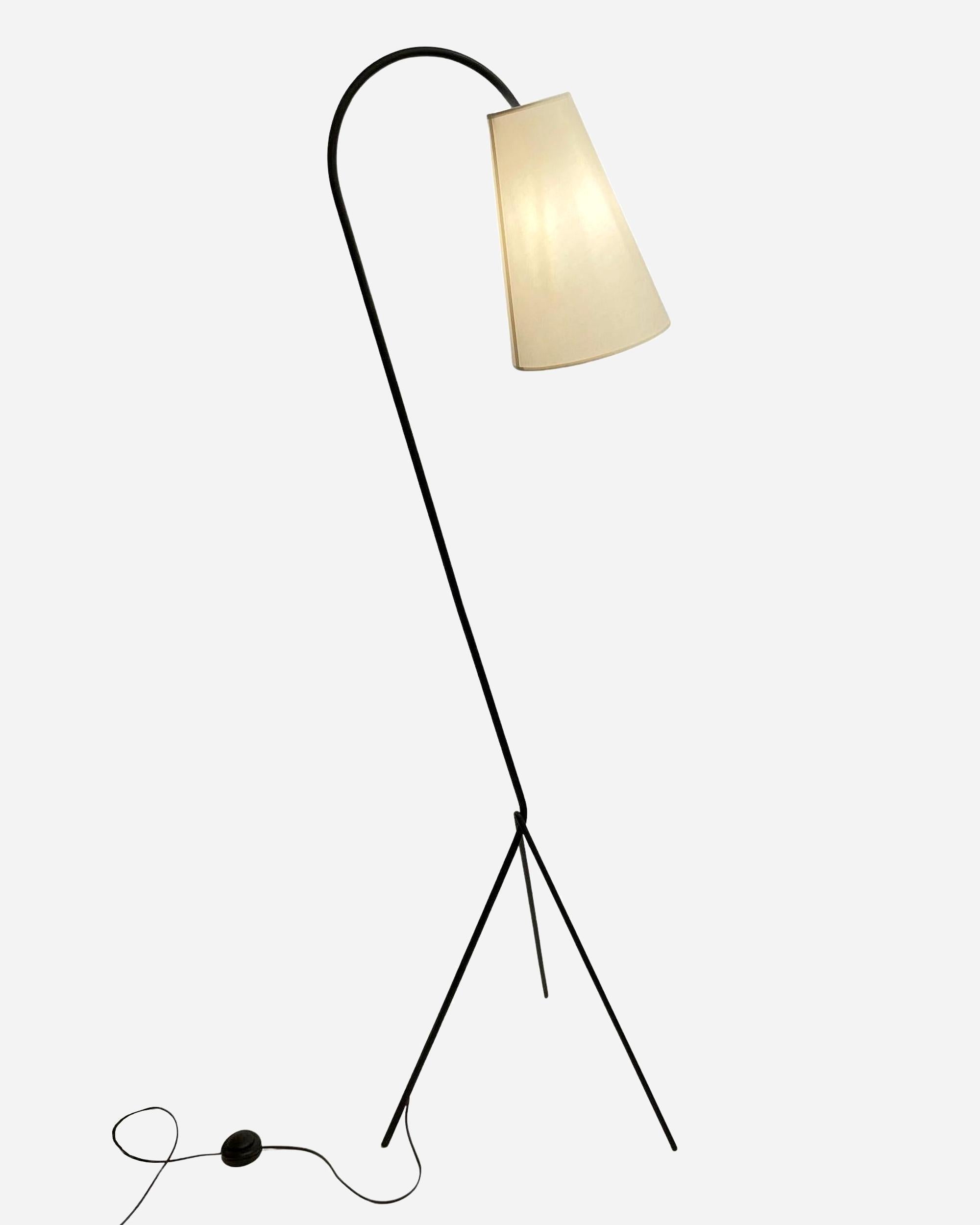 Lampadaire tripode, structure en métal noir, abat-jour récent en coton blanc cassé refait à l'identique.

Ce lampadaire élégant est doté d'une base et d'un bras en métal laqué noir.
L'abat-jour est réglable au moyen d'une rotule en laiton.