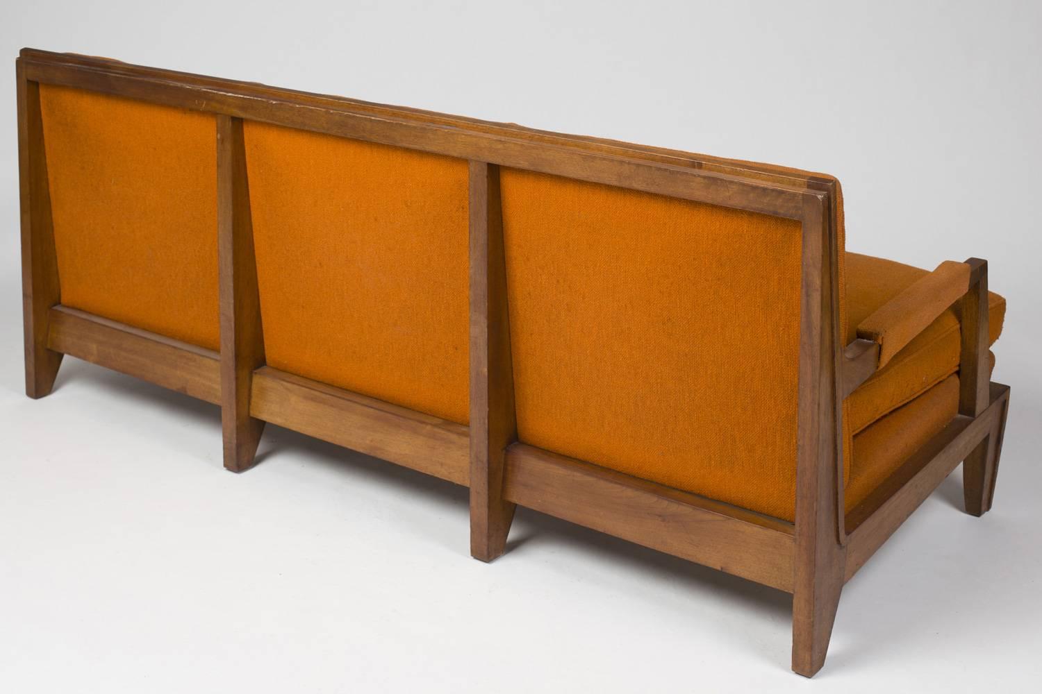 Seltenes Dreisitzer-Sofa aus Nussbaum aus den 1940er Jahren.
Elegantes Design und hochgradig raffinierte Oberflächen.
Die Struktur ist in gutem Zustand, die Polsterung muss neu gemacht werden.