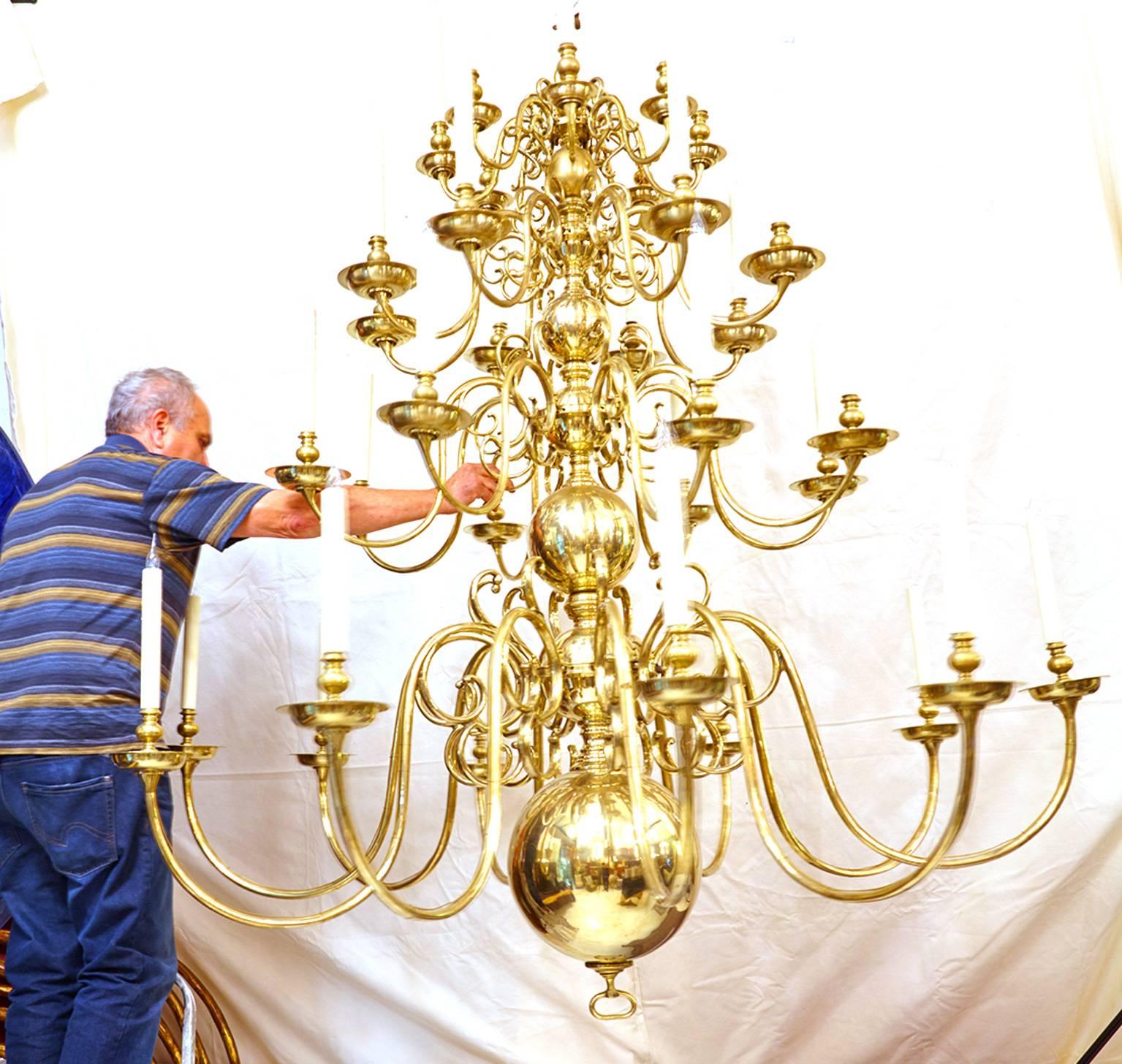 Monumental Dutch chandelier in solid brass to 1880-1900.
Originally it was with wax candles.
Electrification made posteriorly, redone with large candles and flames bulbs.
34 lights.