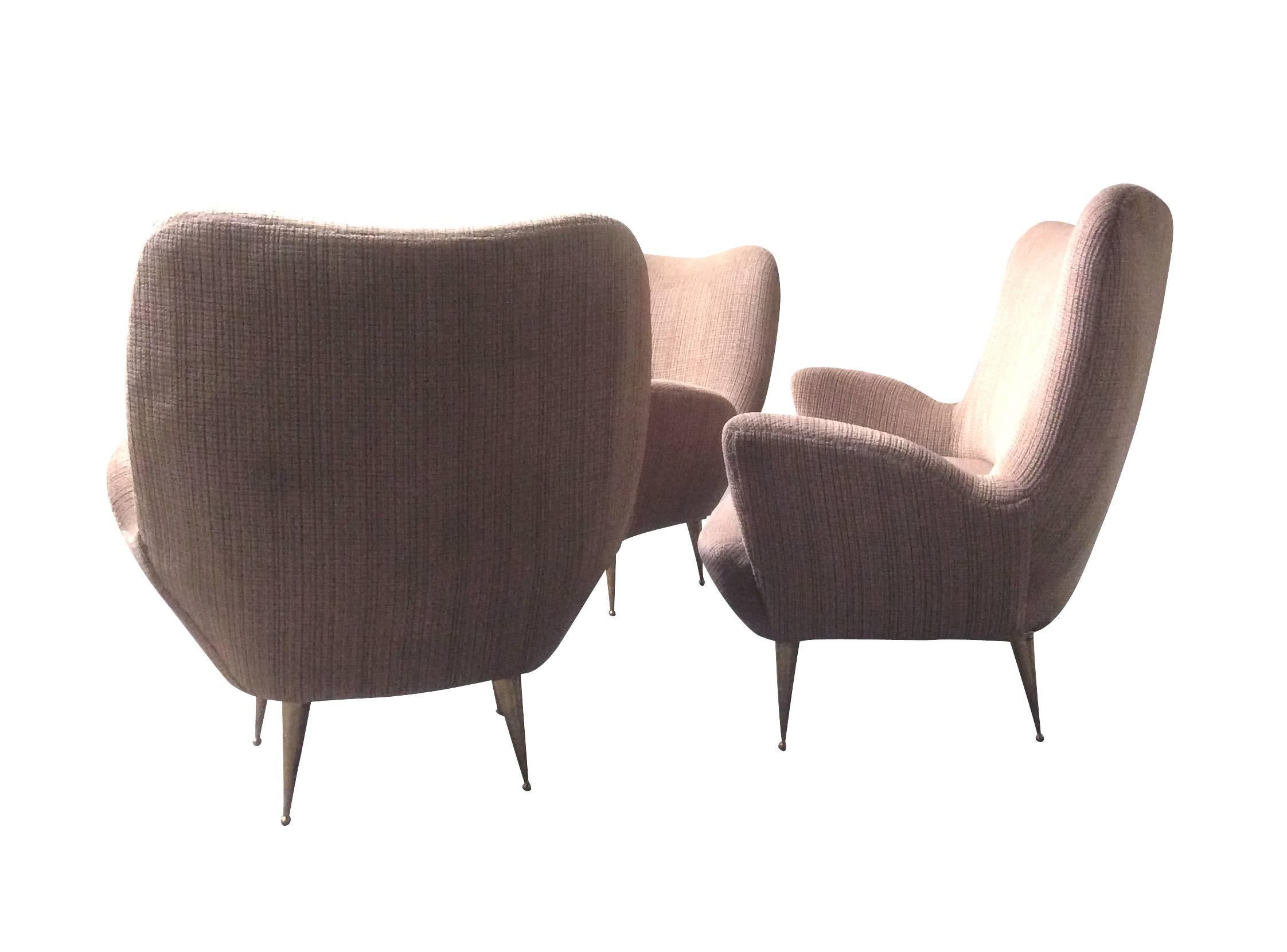 Schöne Sitzgarnitur, bestehend aus einem Sofa und zwei Sesseln, Italien, 1950.
Guter Originalzustand. Die Füße sind aus Messing.

Abmessungen des Sofas
Höhe: 30,31 Zoll.
Sitzhöhe: 13,38 Zoll.
Breite: 52 Zoll.
Tiefe: 27,55 Zoll.

  