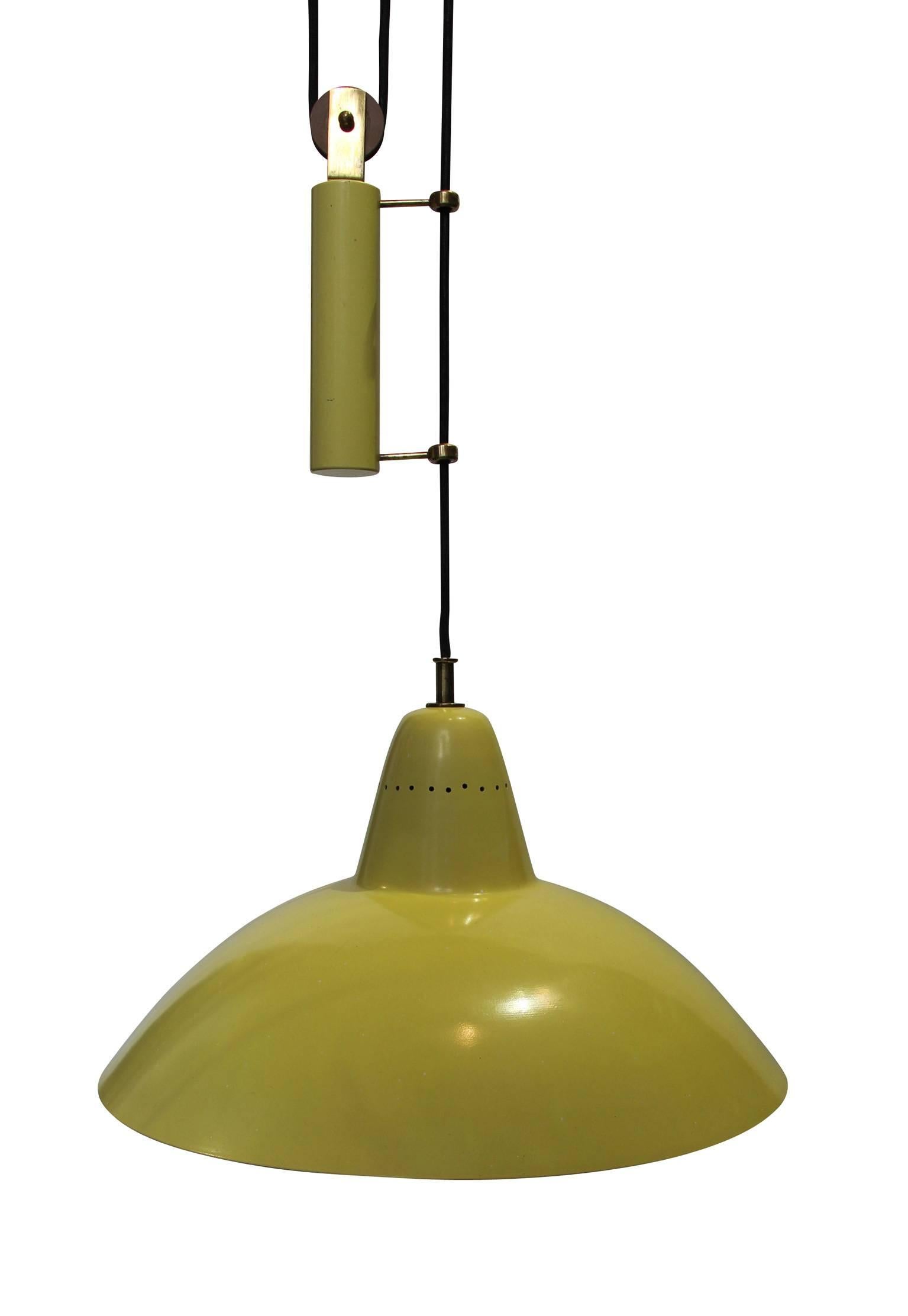 In the style of Arredoluce, sliding hanging lamp in yellow and white lacquered metal, and brass.

Height: 90 to 280 cm.