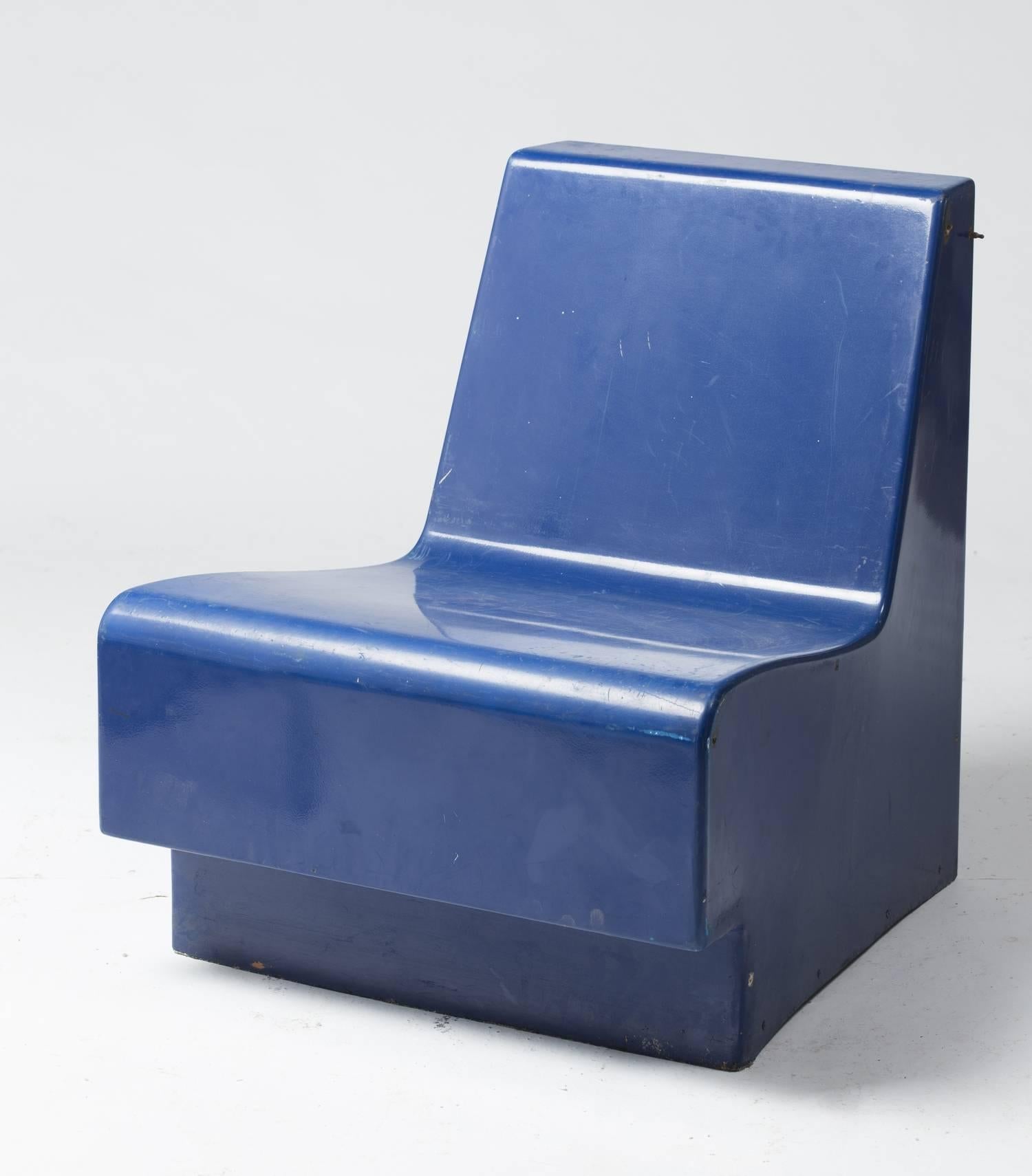 Set of modular seats in fiberglass and polyester lacquered in three colors, created in 1975 by Joseph-André Motte for Lyon-Satolas airport.
There are at least 65 items, they were placed indoors, in the lobby, but it can also make an interesting set