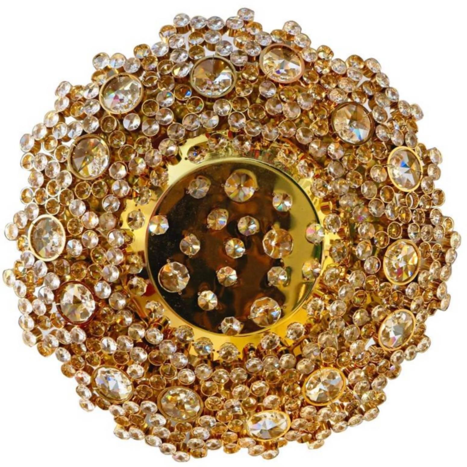 Large ceiling lamp in gilded brass, with a large number of cut crystals of different sizes, set in a golden brass mesh. Neat workmanship and very nice finish. Can also be used as a wall lamp.
With the 1960s came the accentuated use of glass